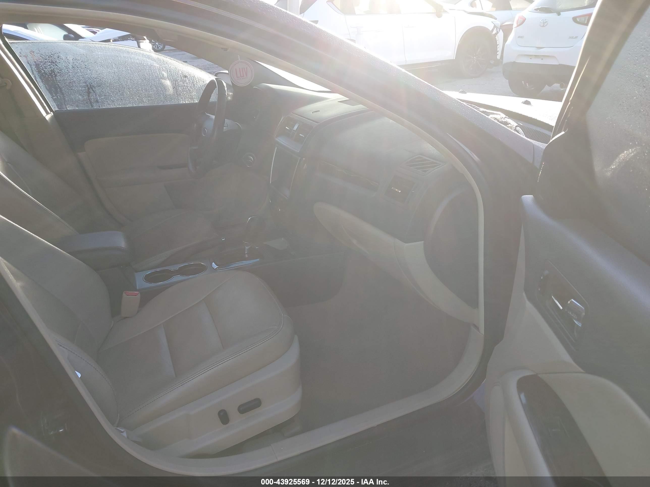 FORD FUSION image 5