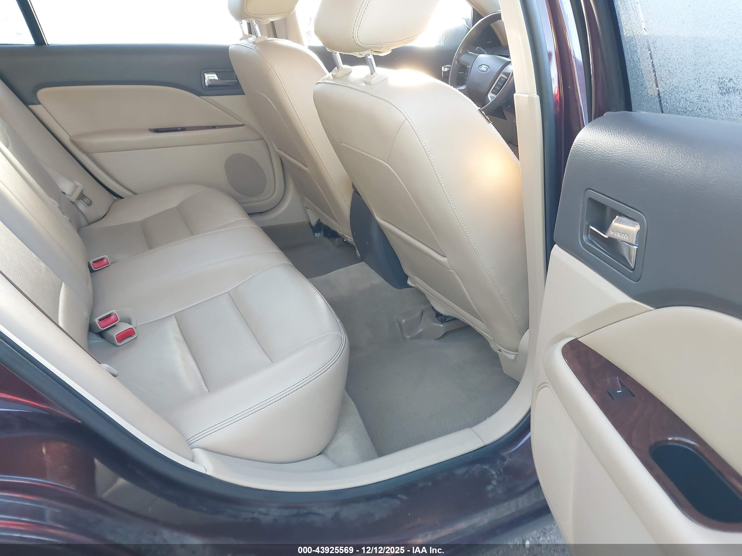 FORD FUSION image 8