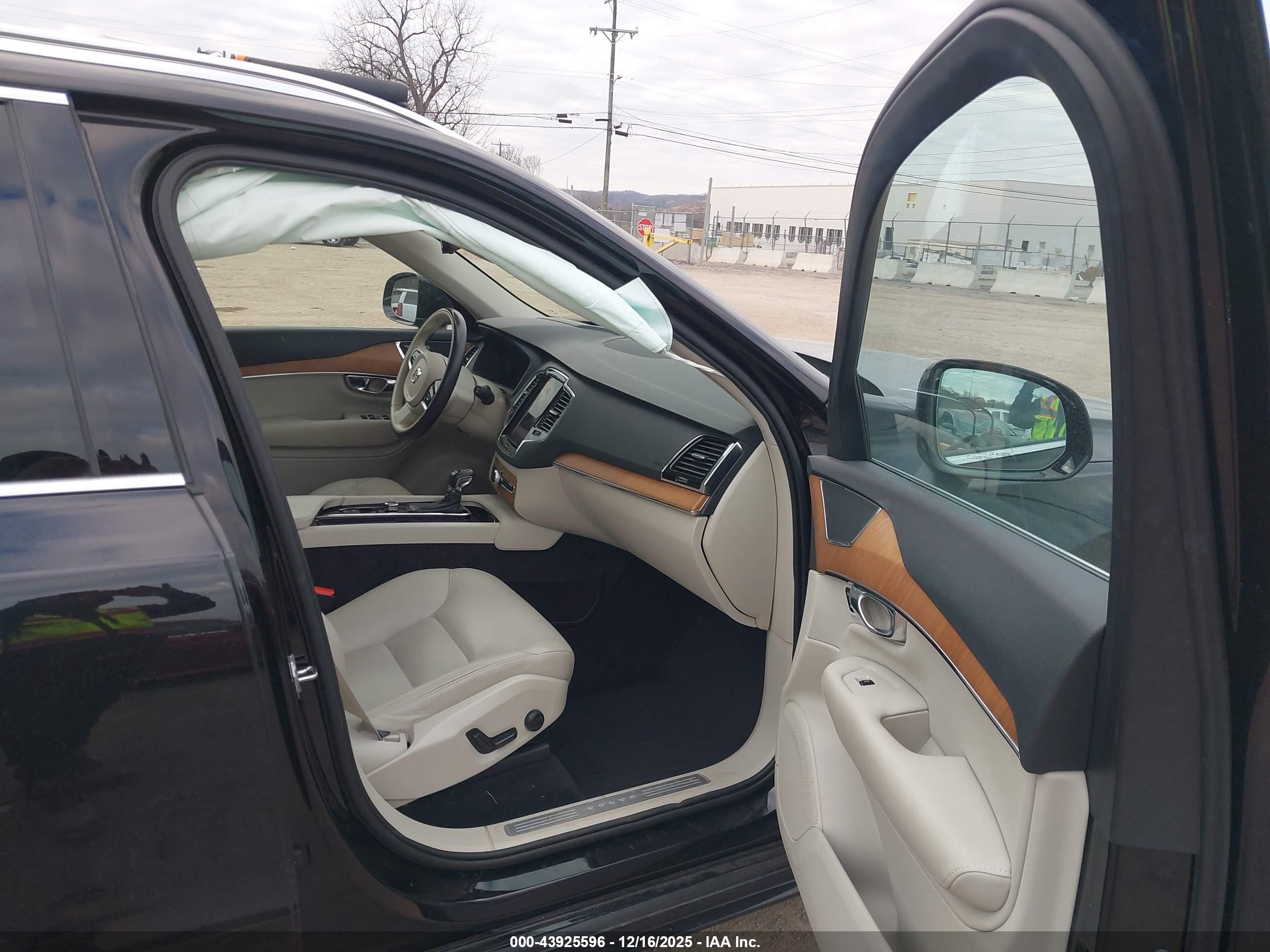 VOLVO XC90 image 5