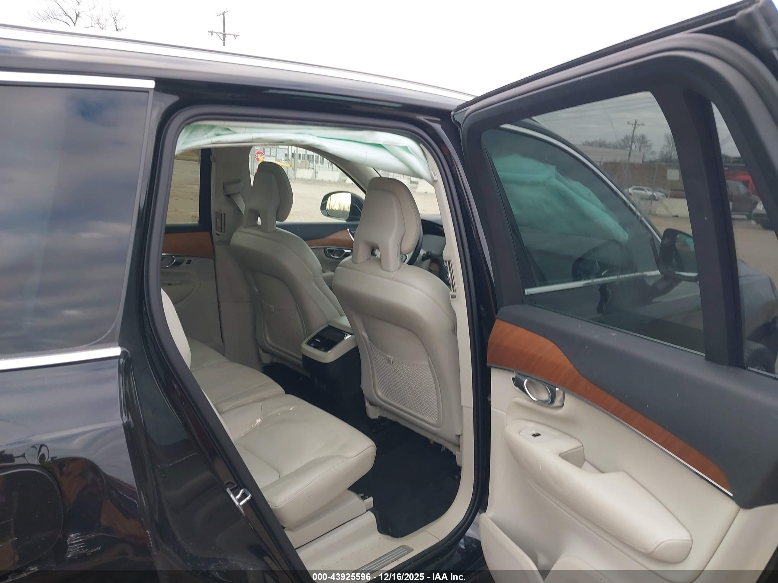 VOLVO XC90 image 8