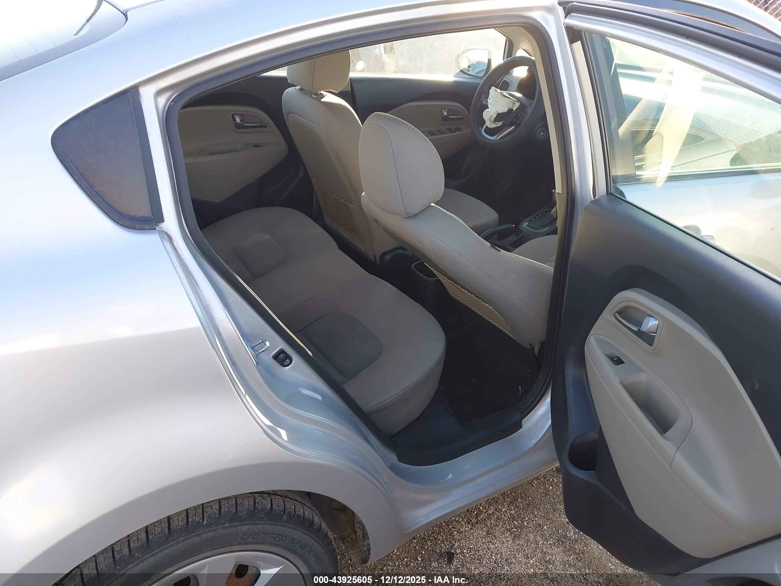 KIA RIO image 8