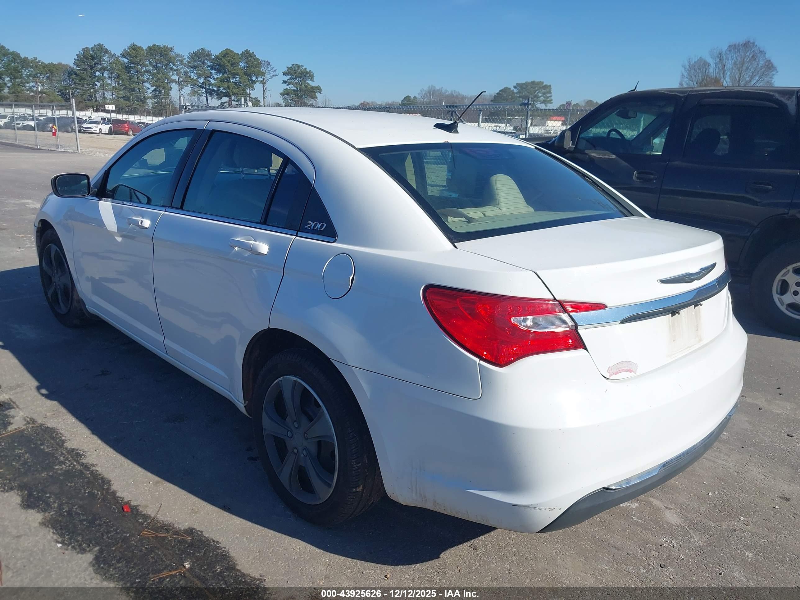 CHRYSLER 200 image 3