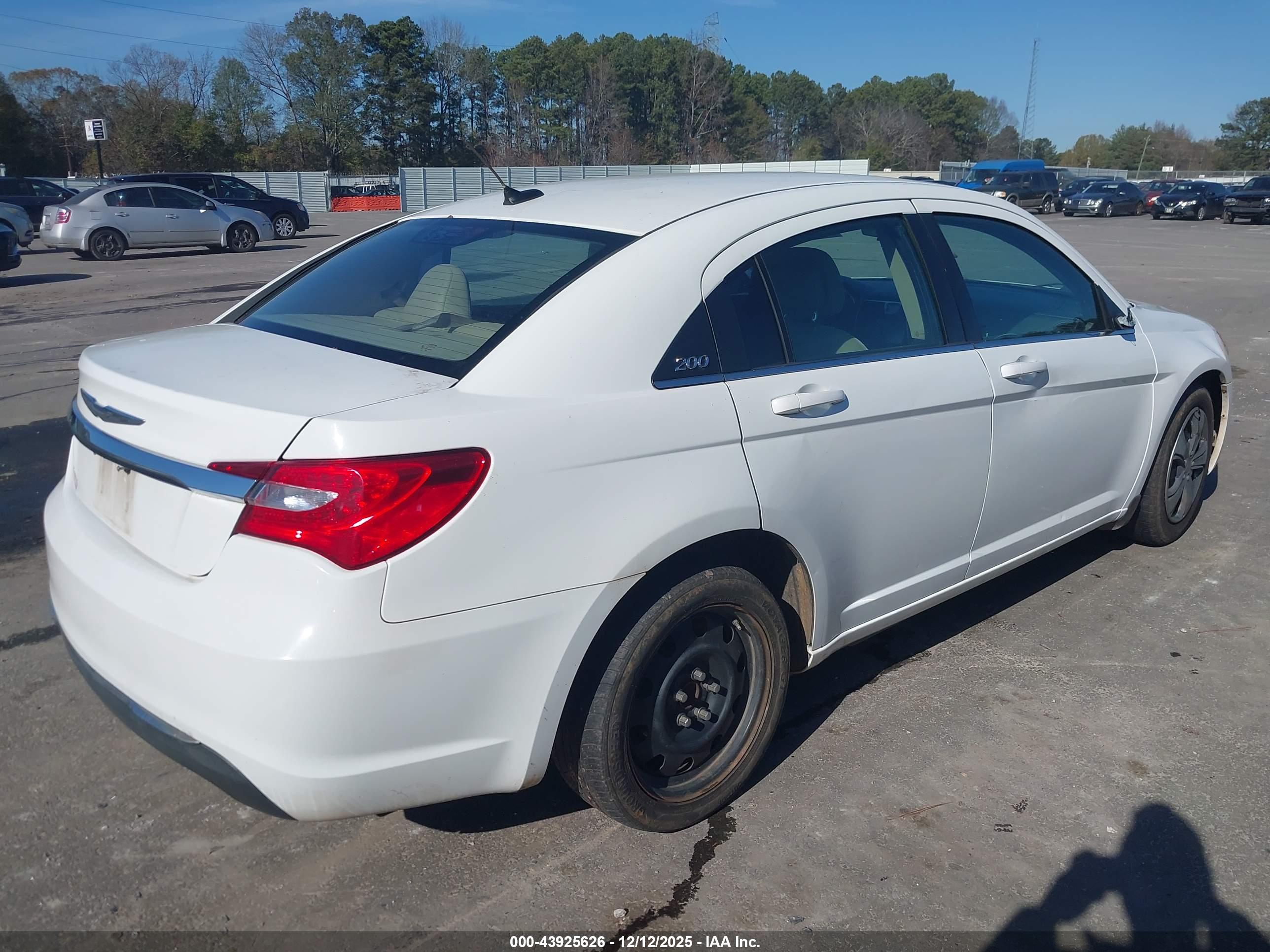 CHRYSLER 200 image 4