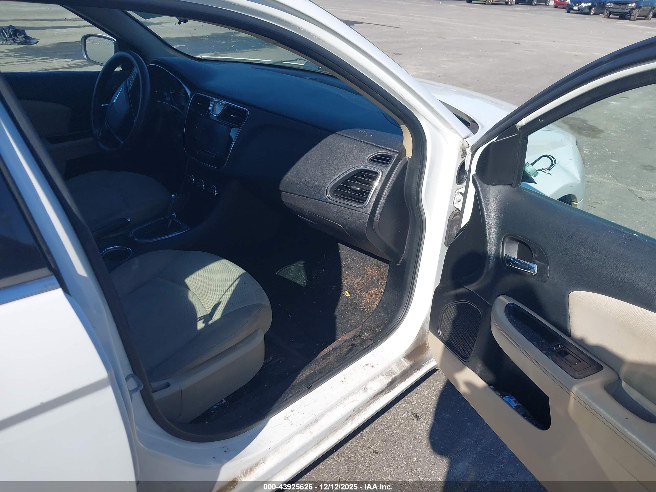 CHRYSLER 200 image 5