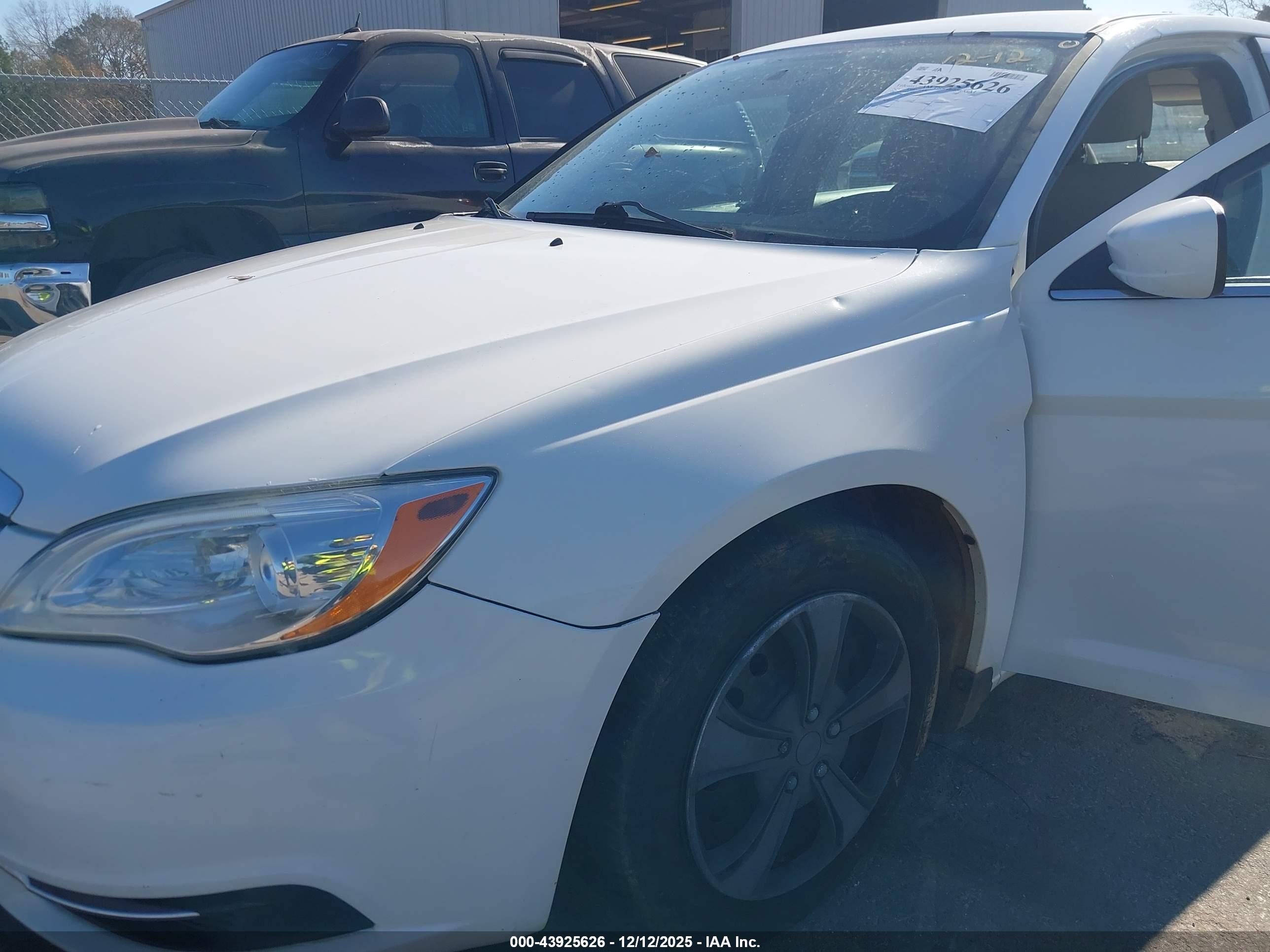 CHRYSLER 200 image 6