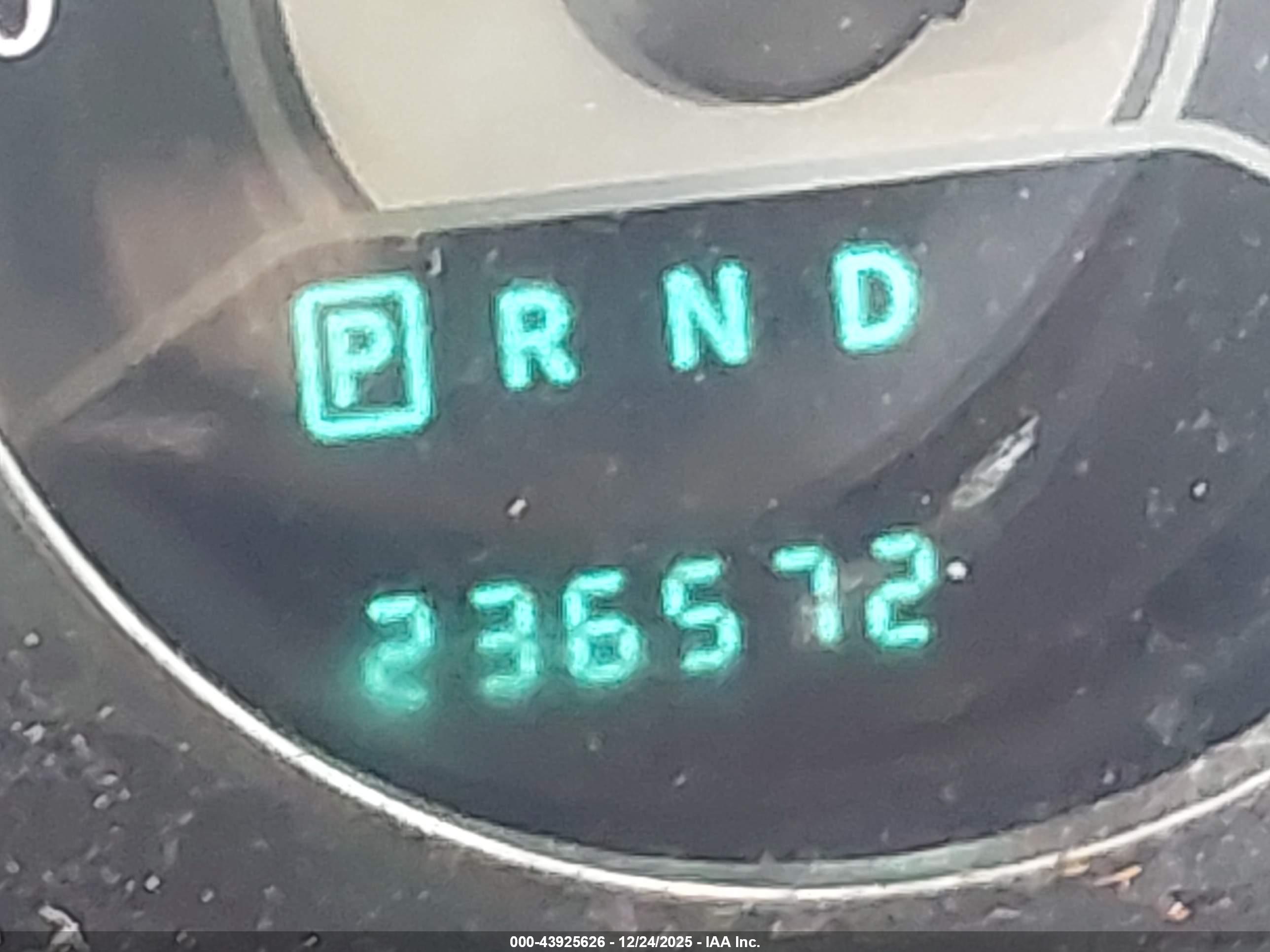CHRYSLER 200 image 7