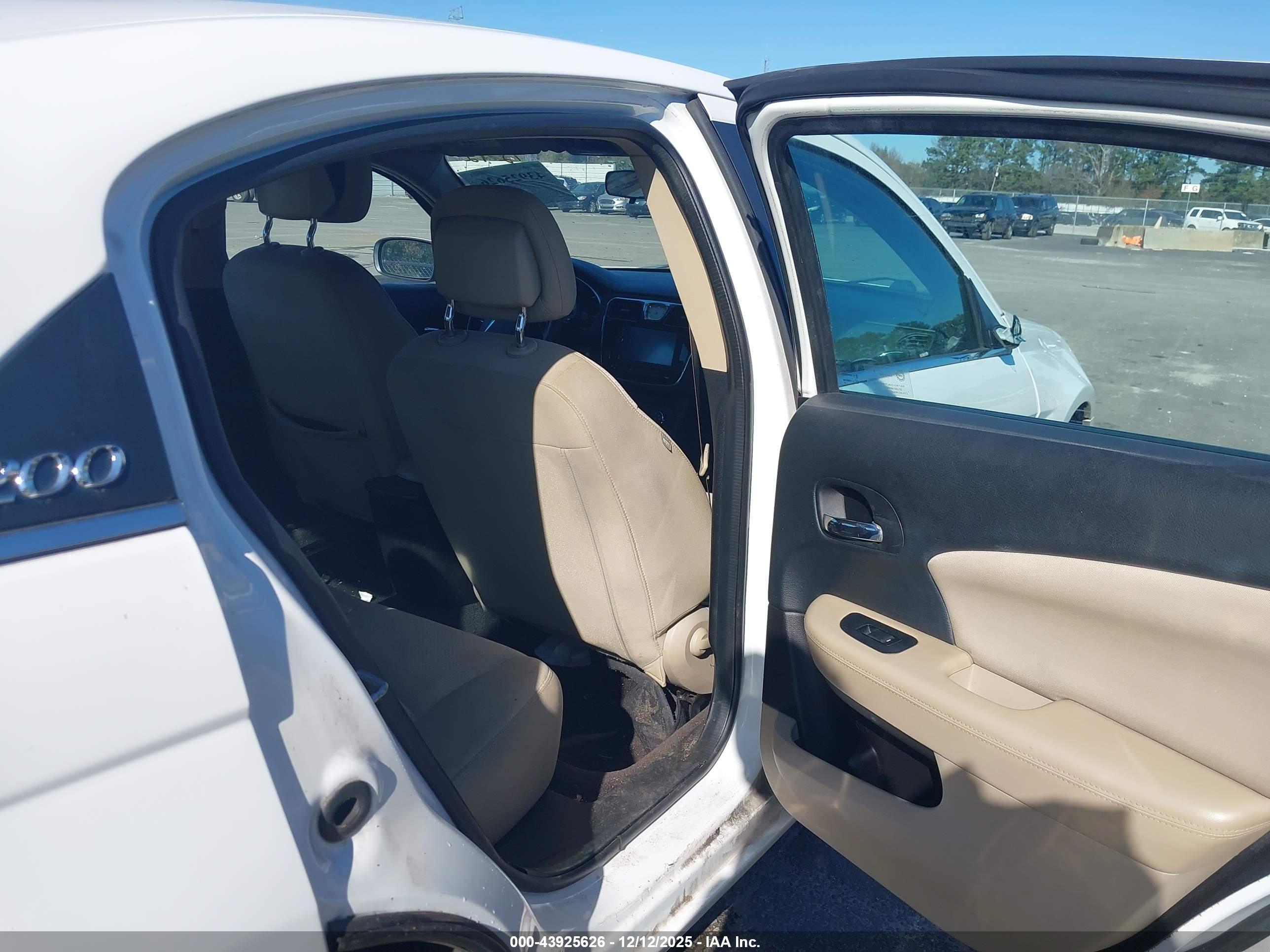 CHRYSLER 200 image 8