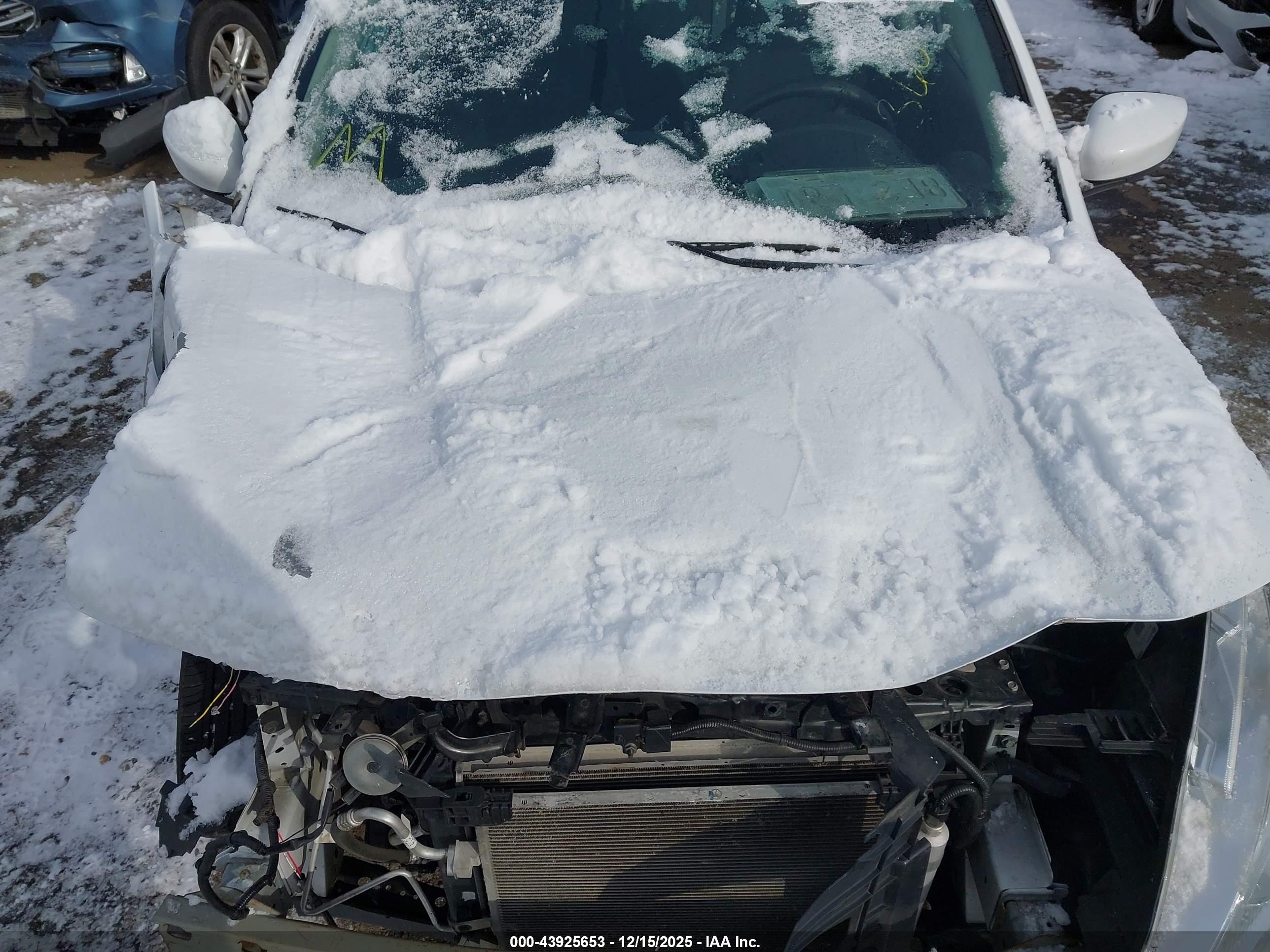 NISSAN VERSA image 10