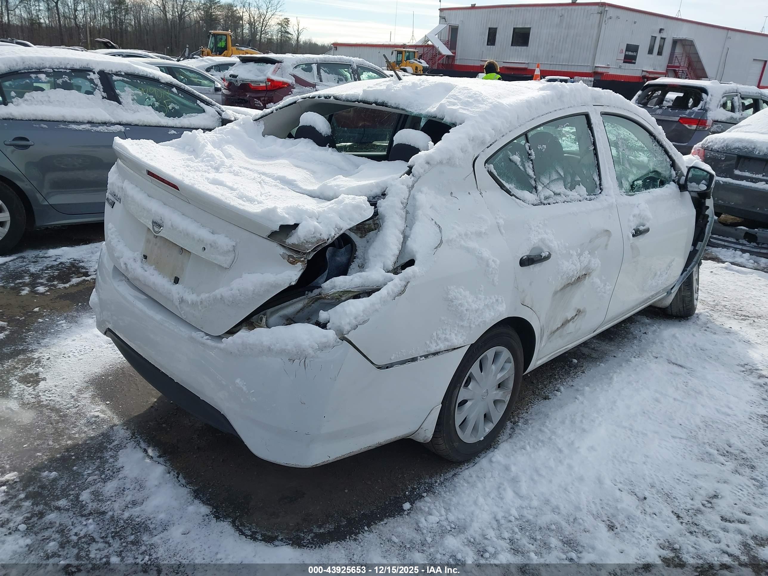 NISSAN VERSA image 4