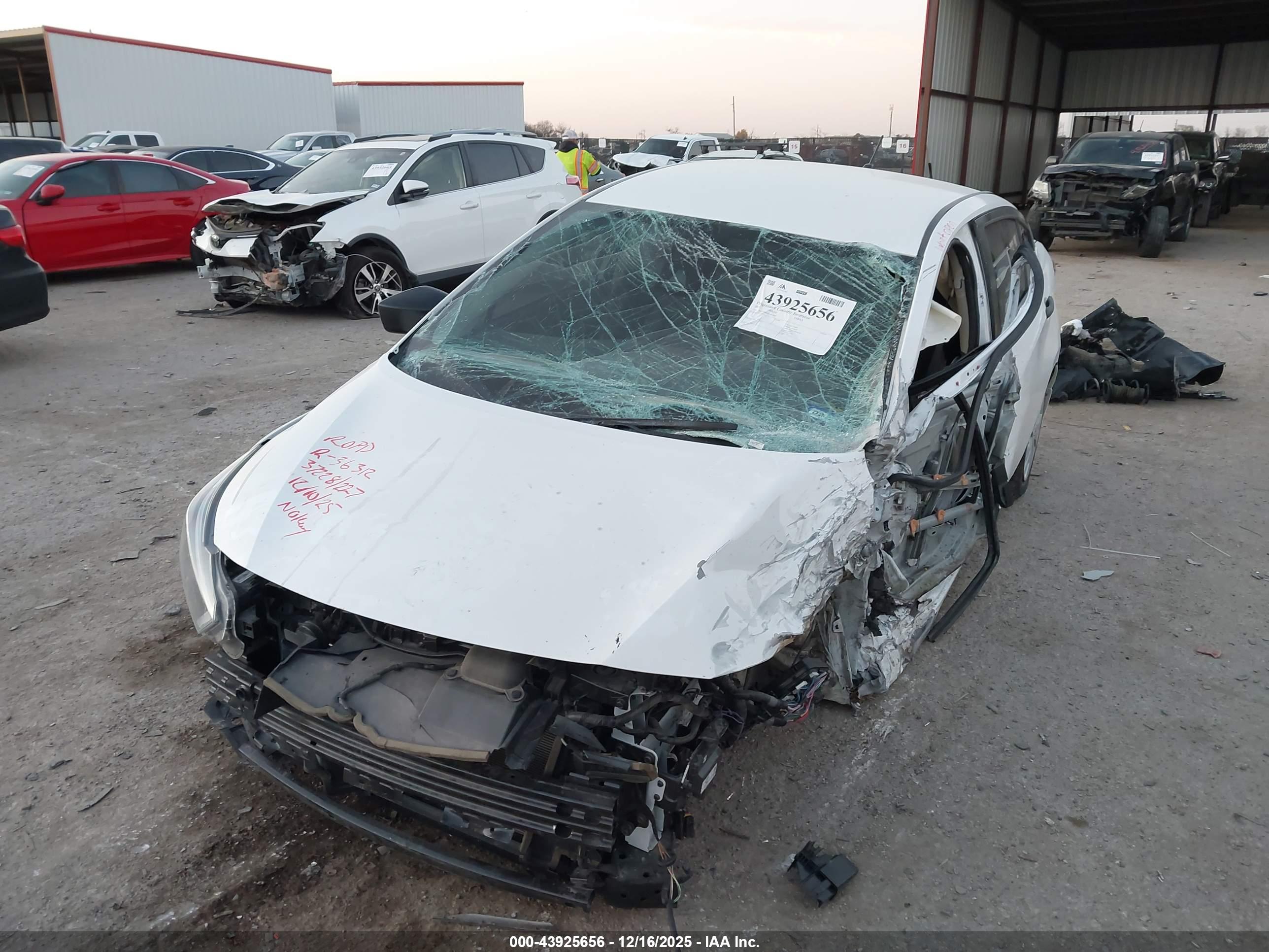 NISSAN VERSA image 2