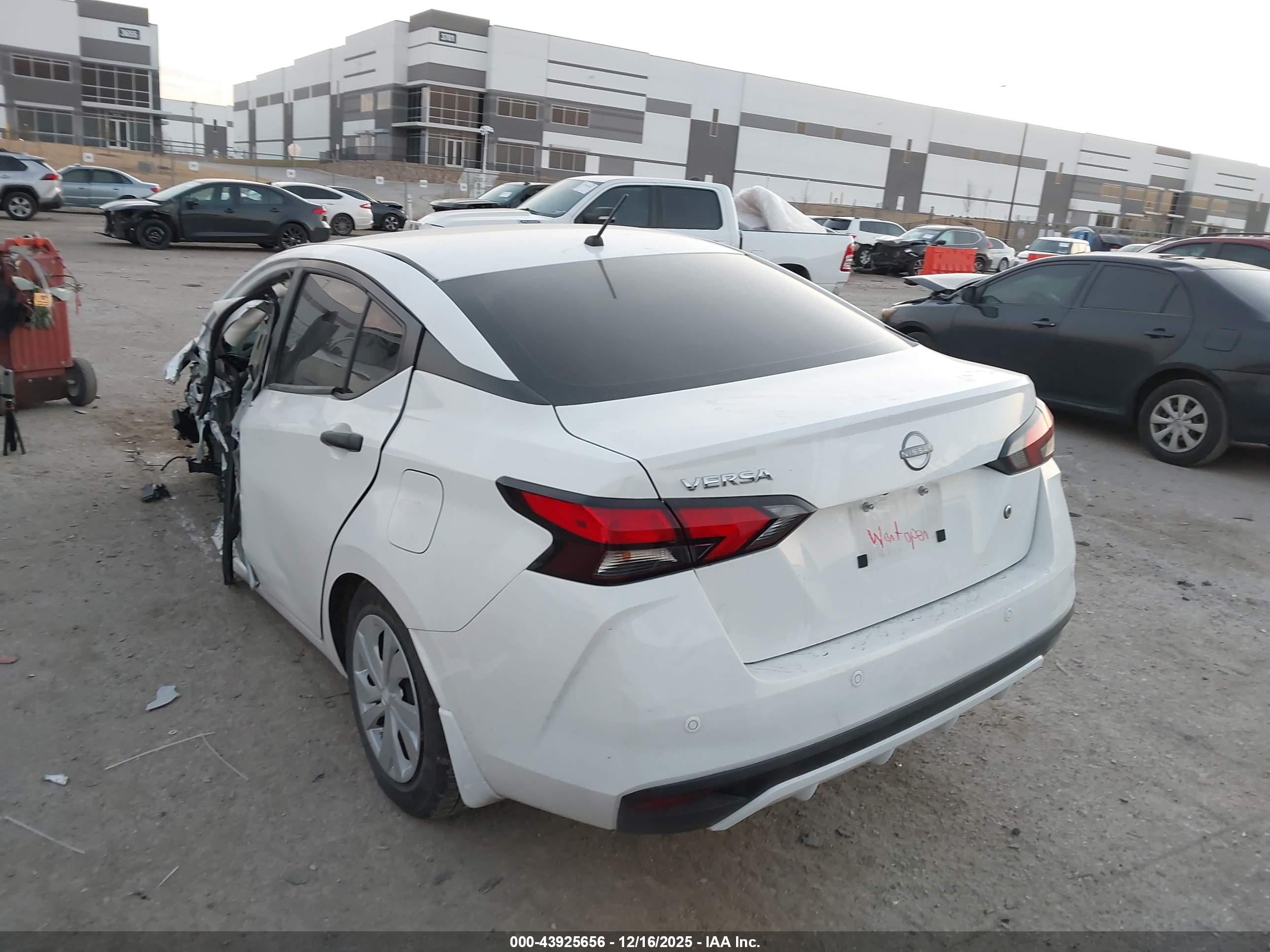 NISSAN VERSA image 3
