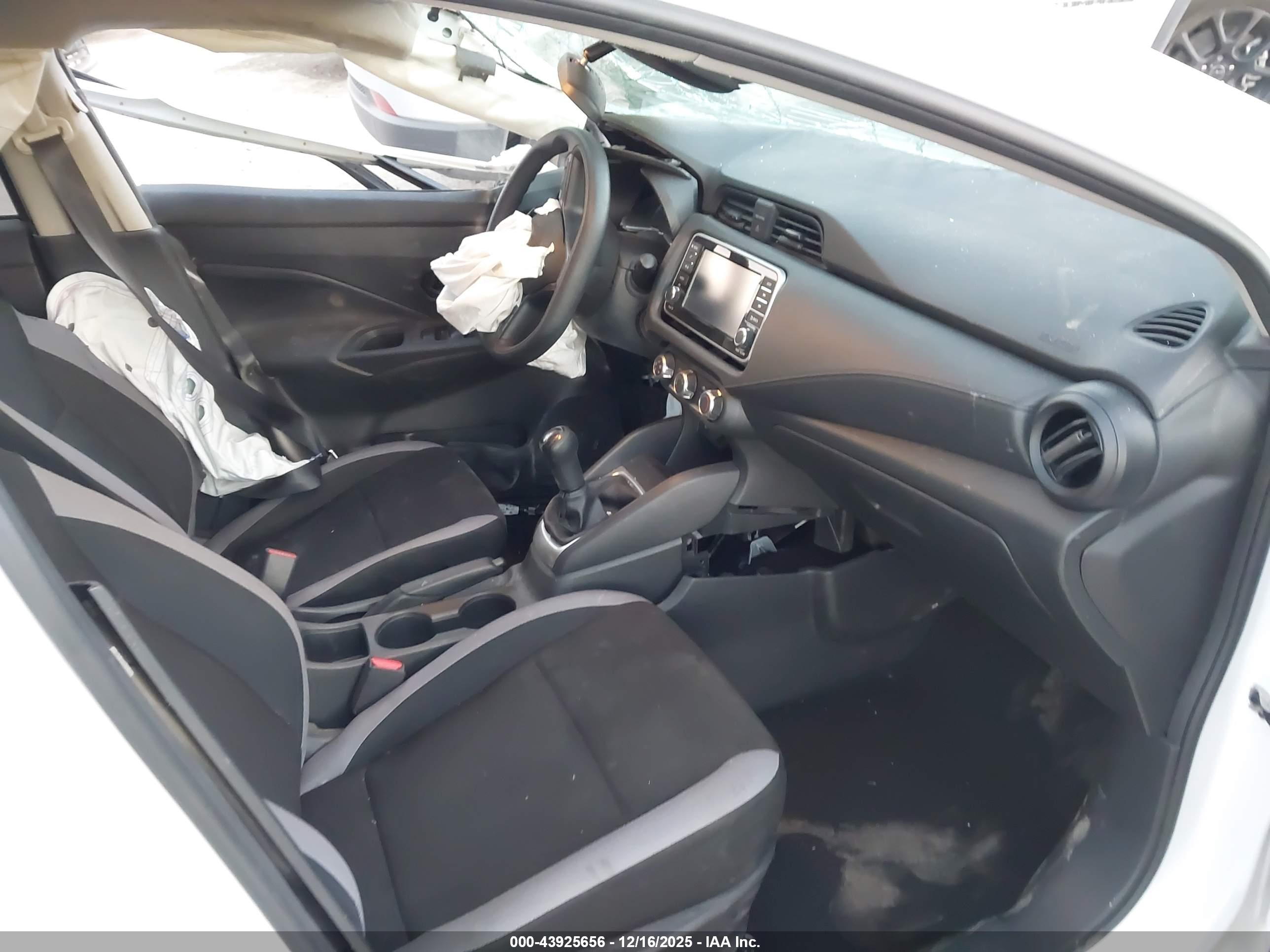 NISSAN VERSA image 5