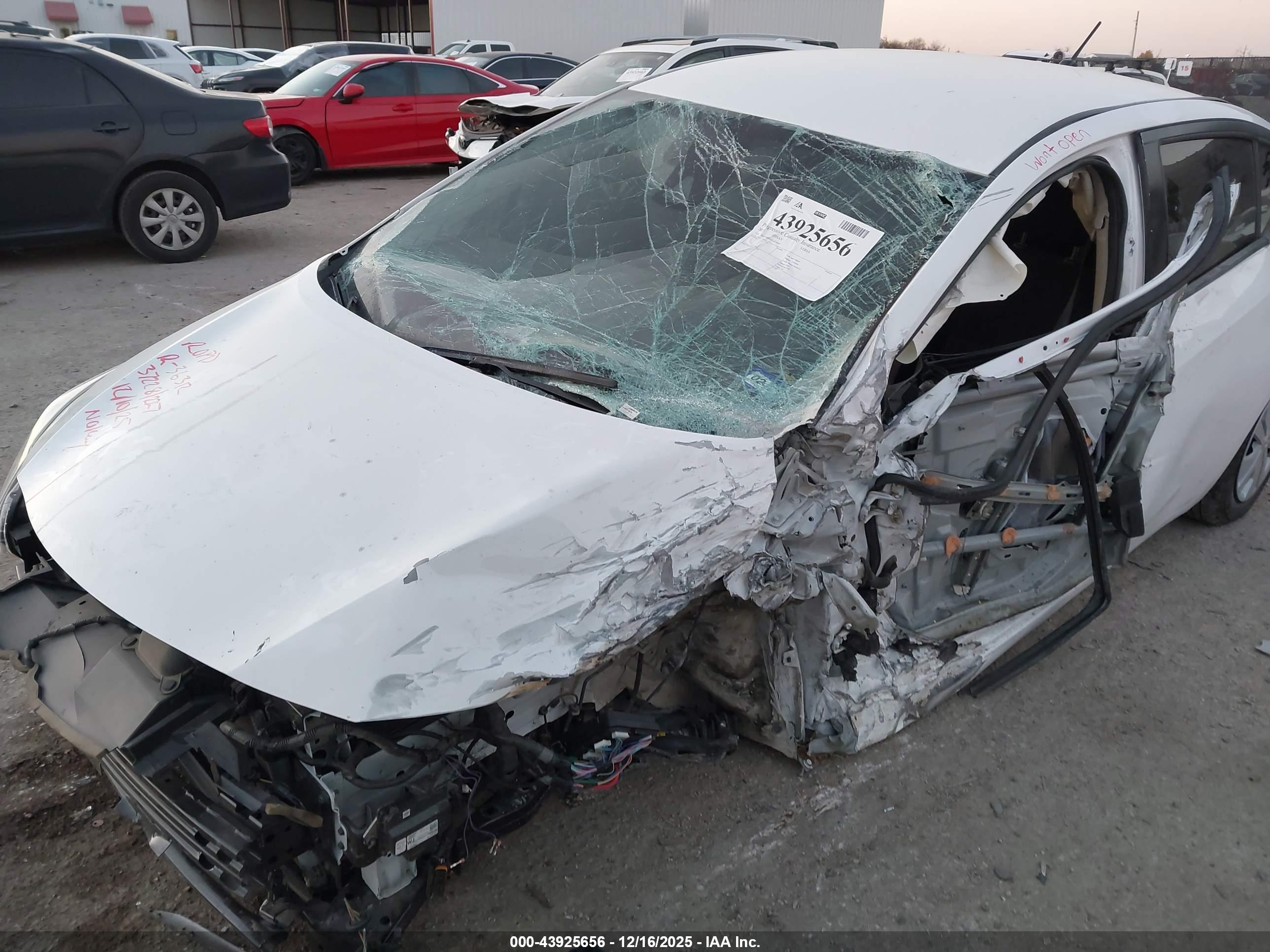 NISSAN VERSA image 6