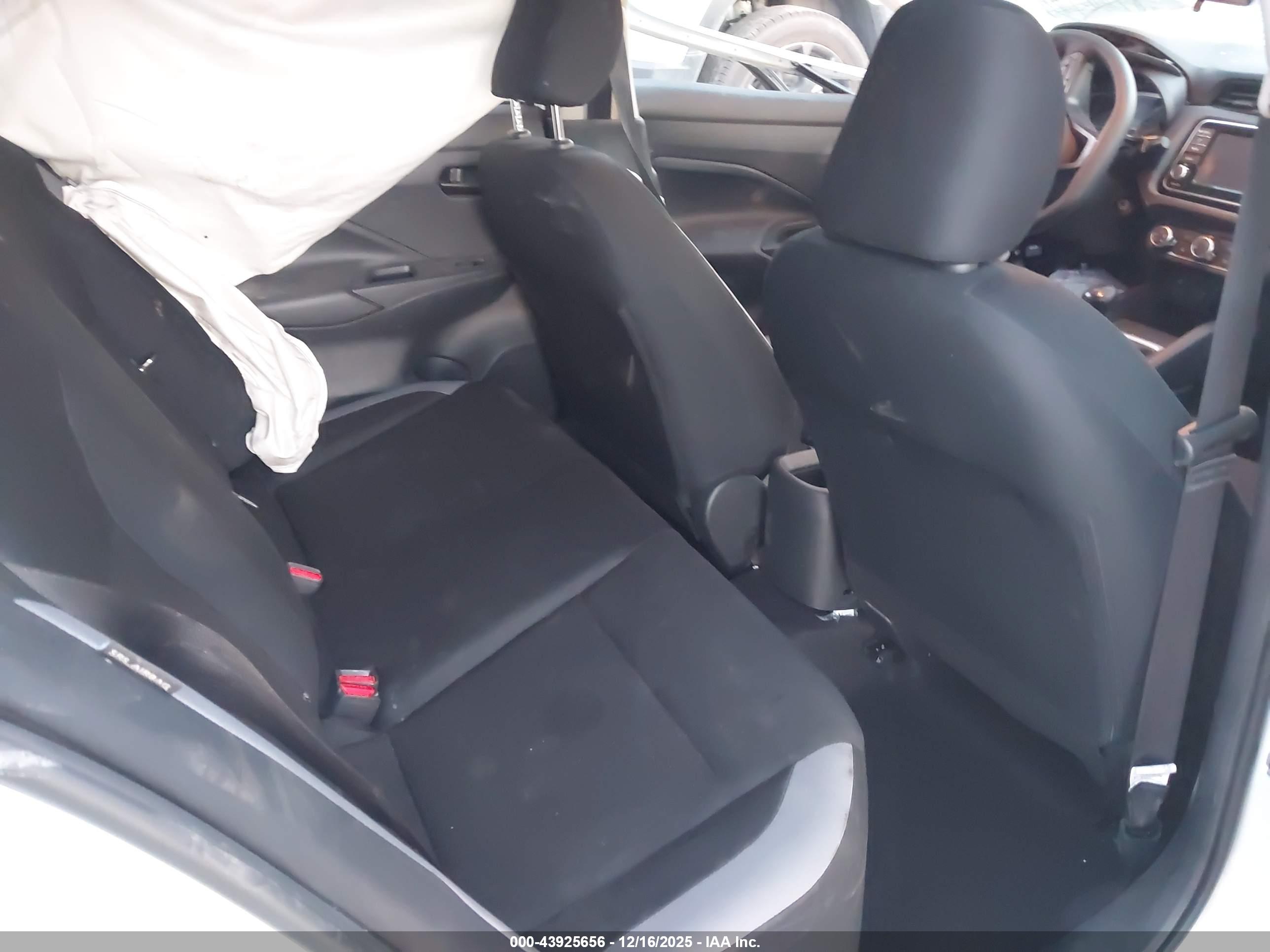 NISSAN VERSA image 8