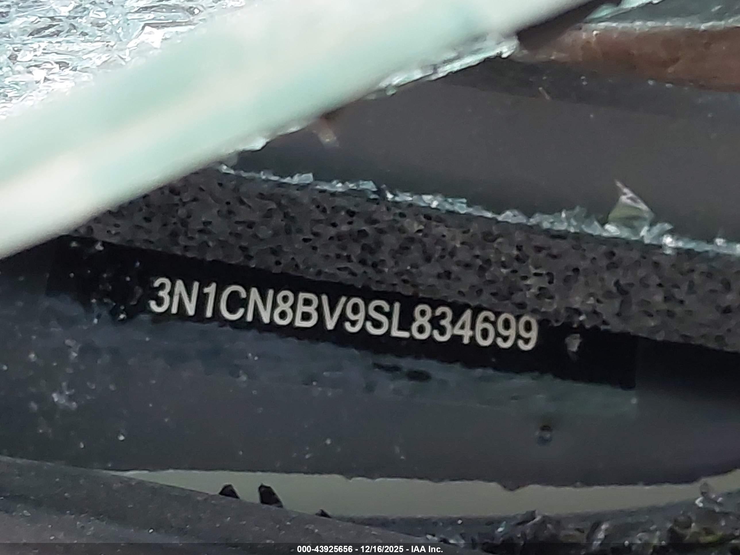 NISSAN VERSA image 9