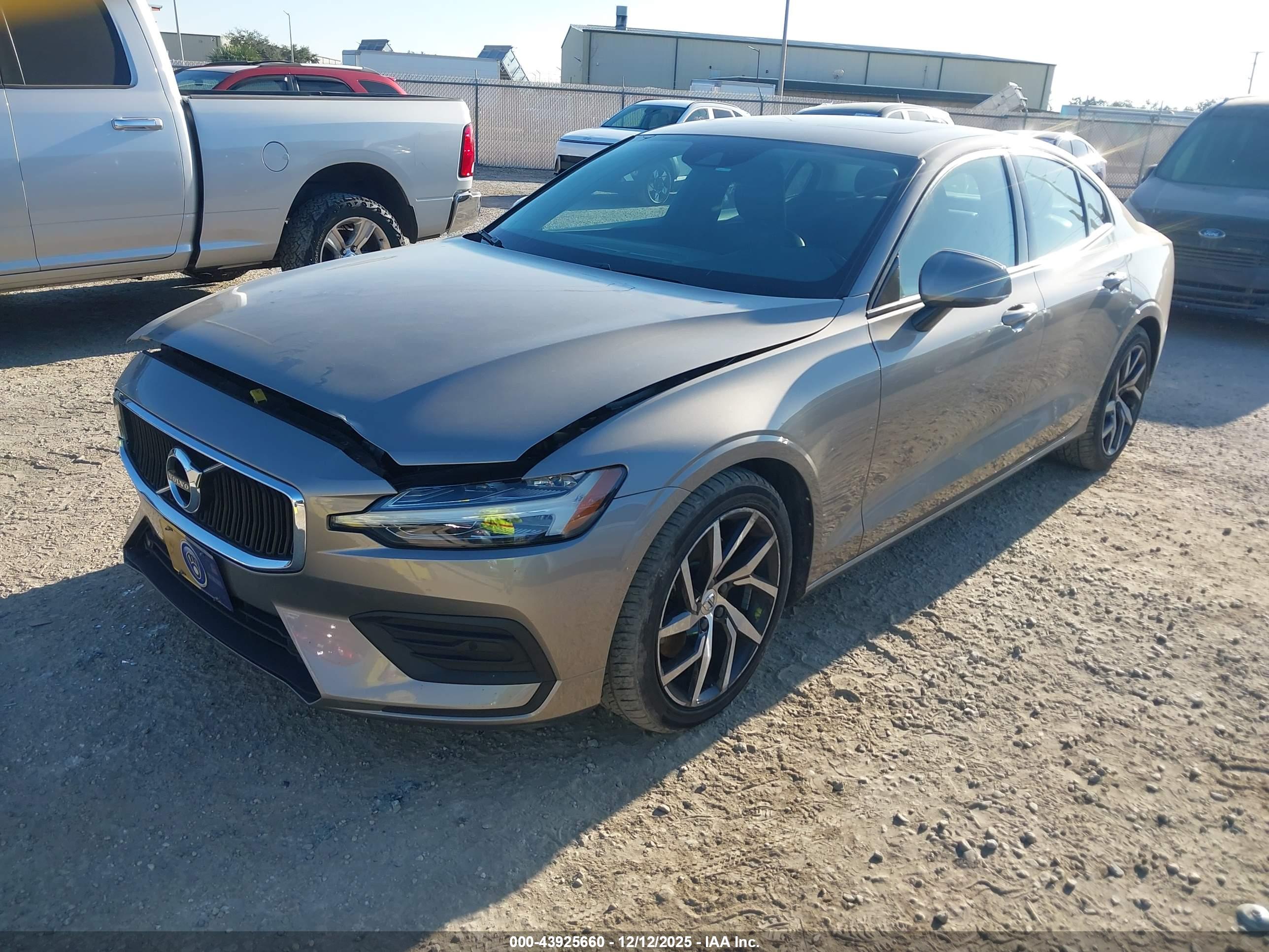 VOLVO S60 image 2