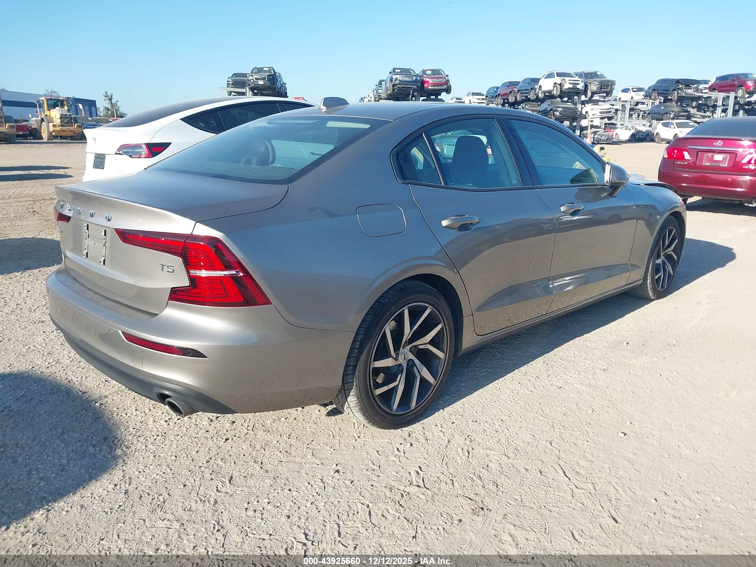 VOLVO S60 image 4