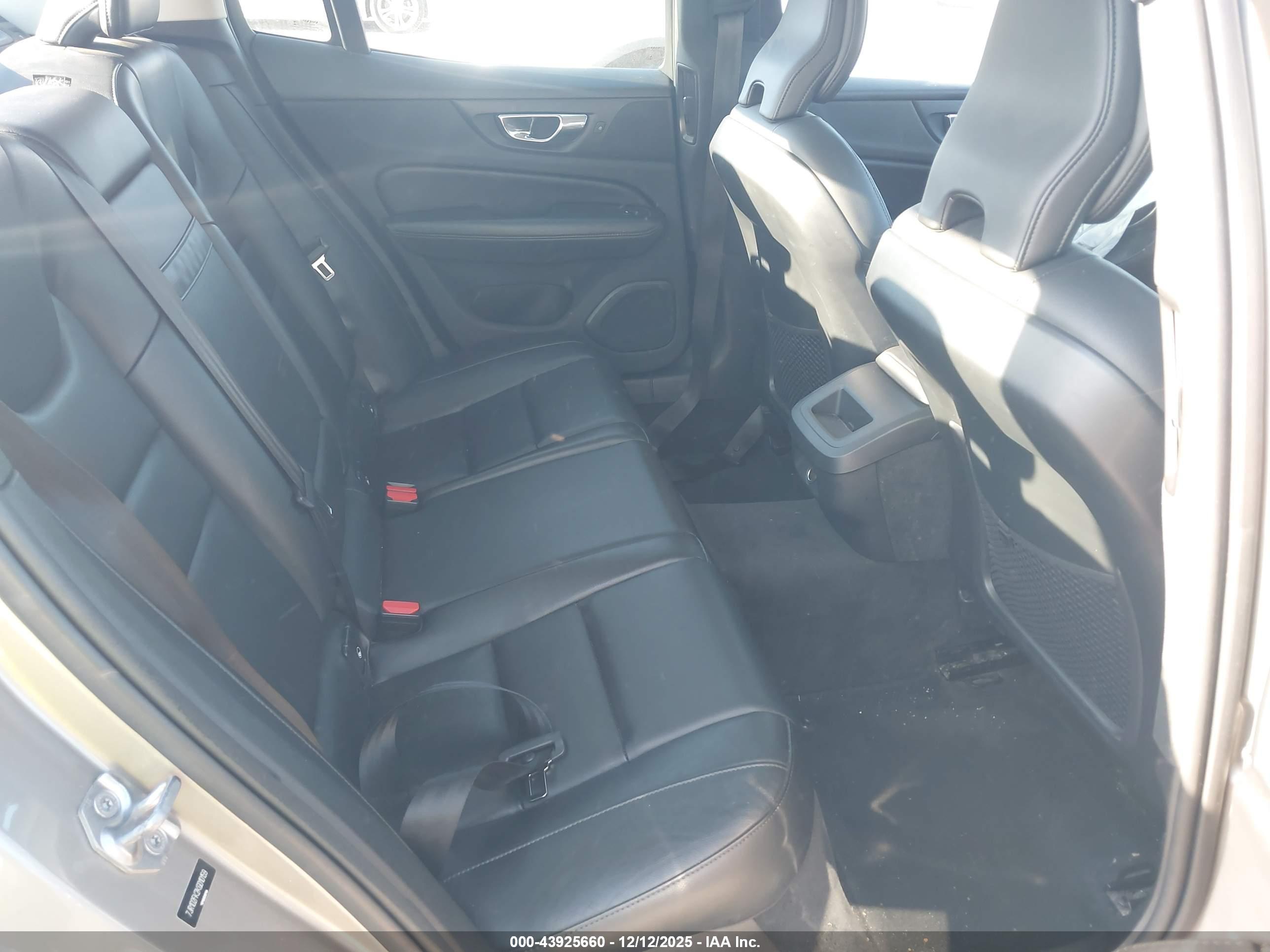 VOLVO S60 image 8