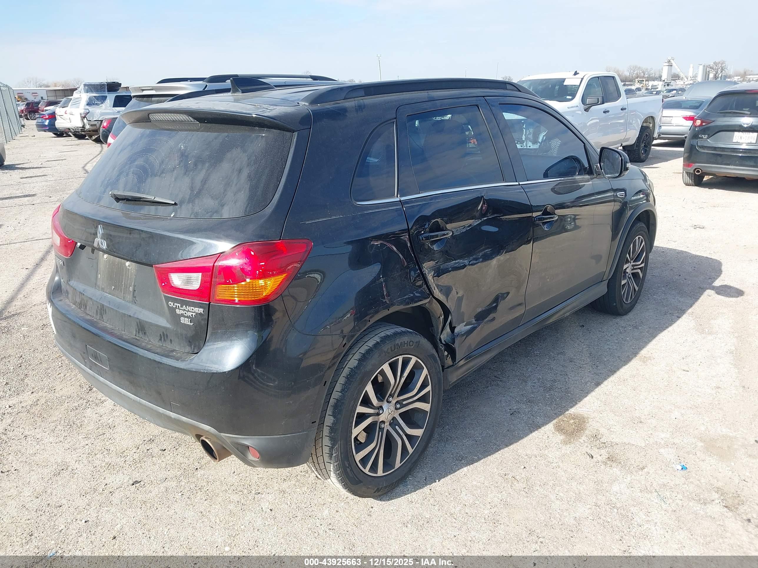 MITSUBISHI OUTLANDER image 4