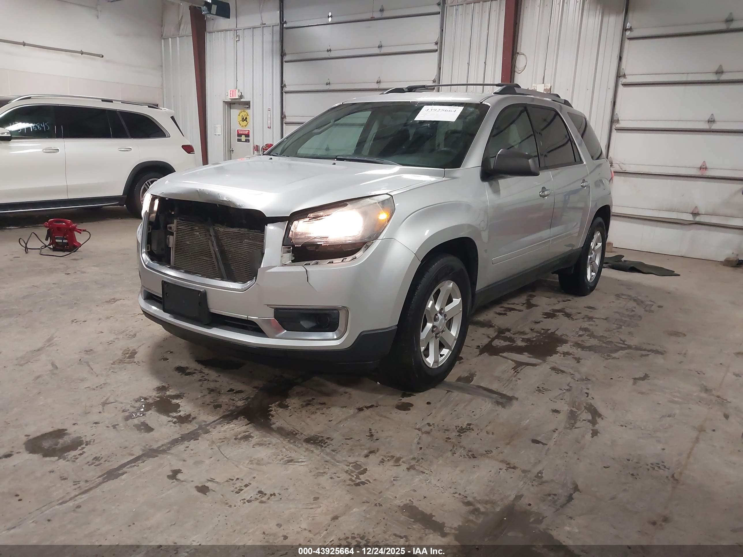 GMC ACADIA image 2