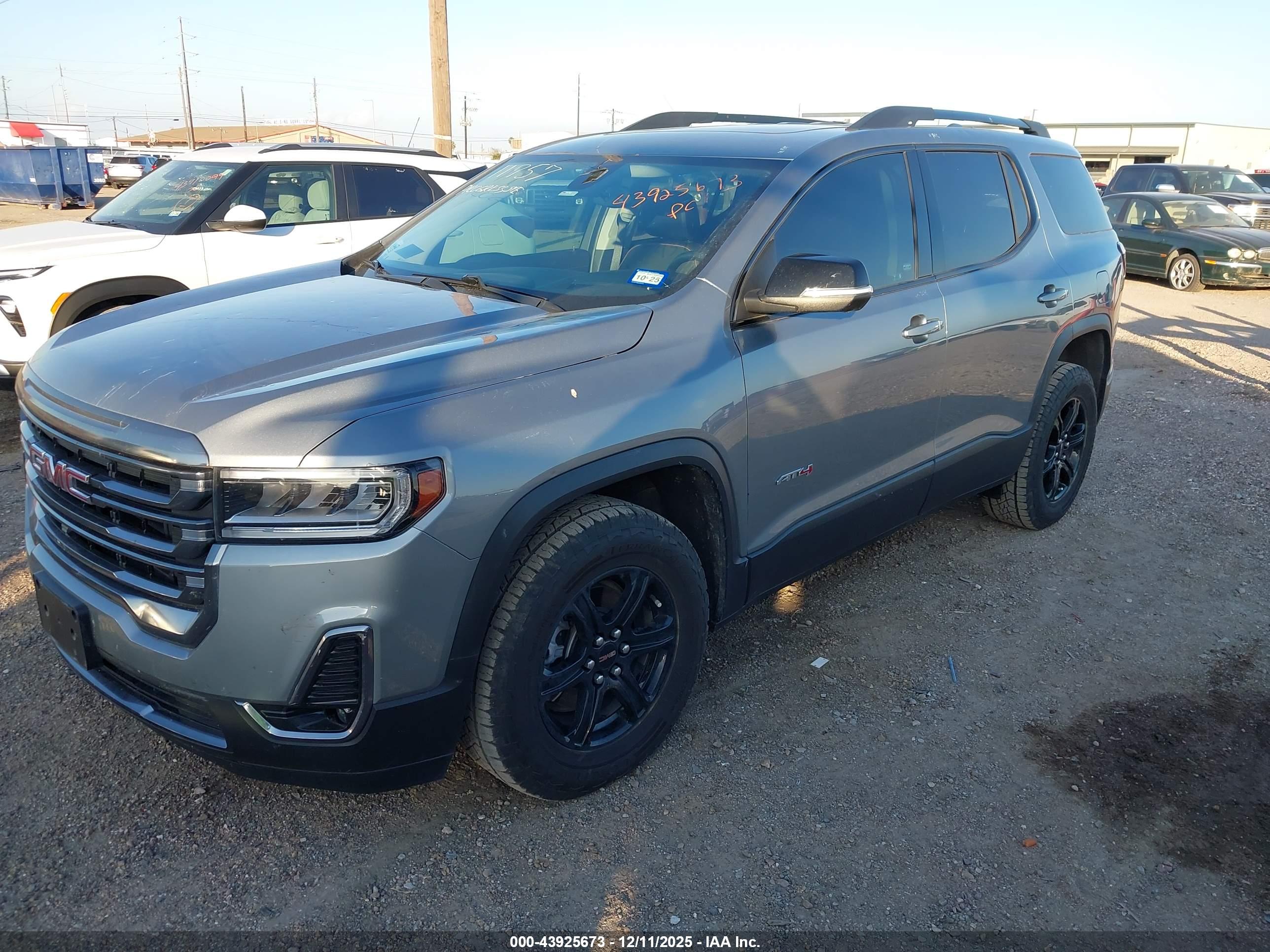 GMC ACADIA image 2
