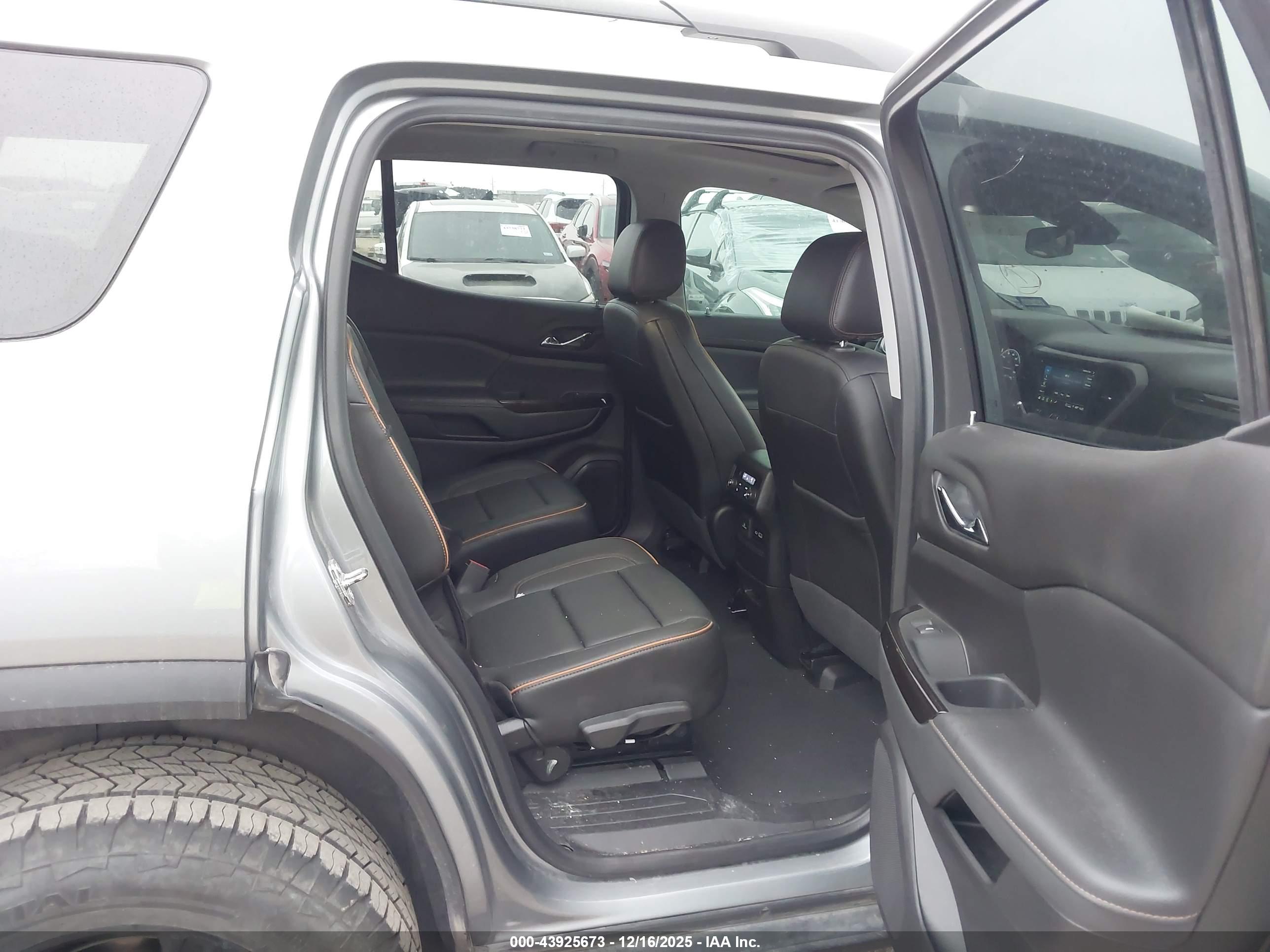GMC ACADIA image 8