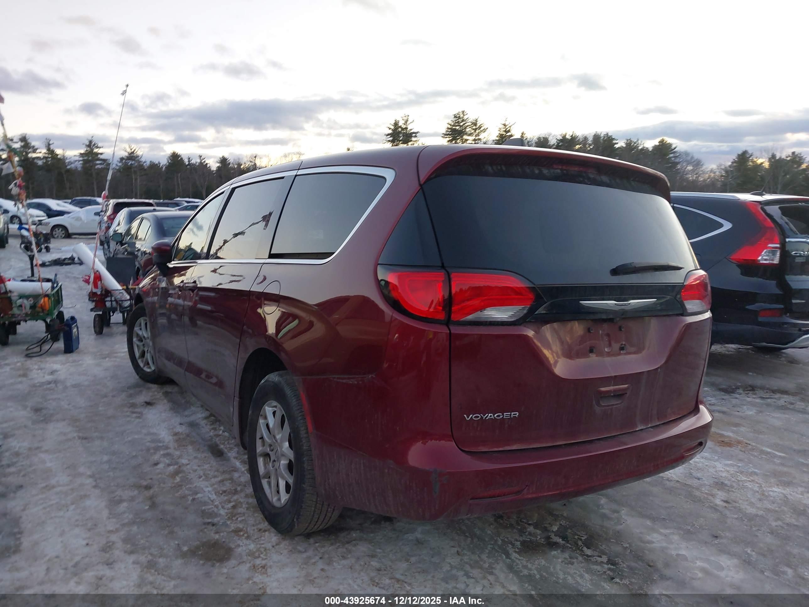 CHRYSLER VOYAGER image 3