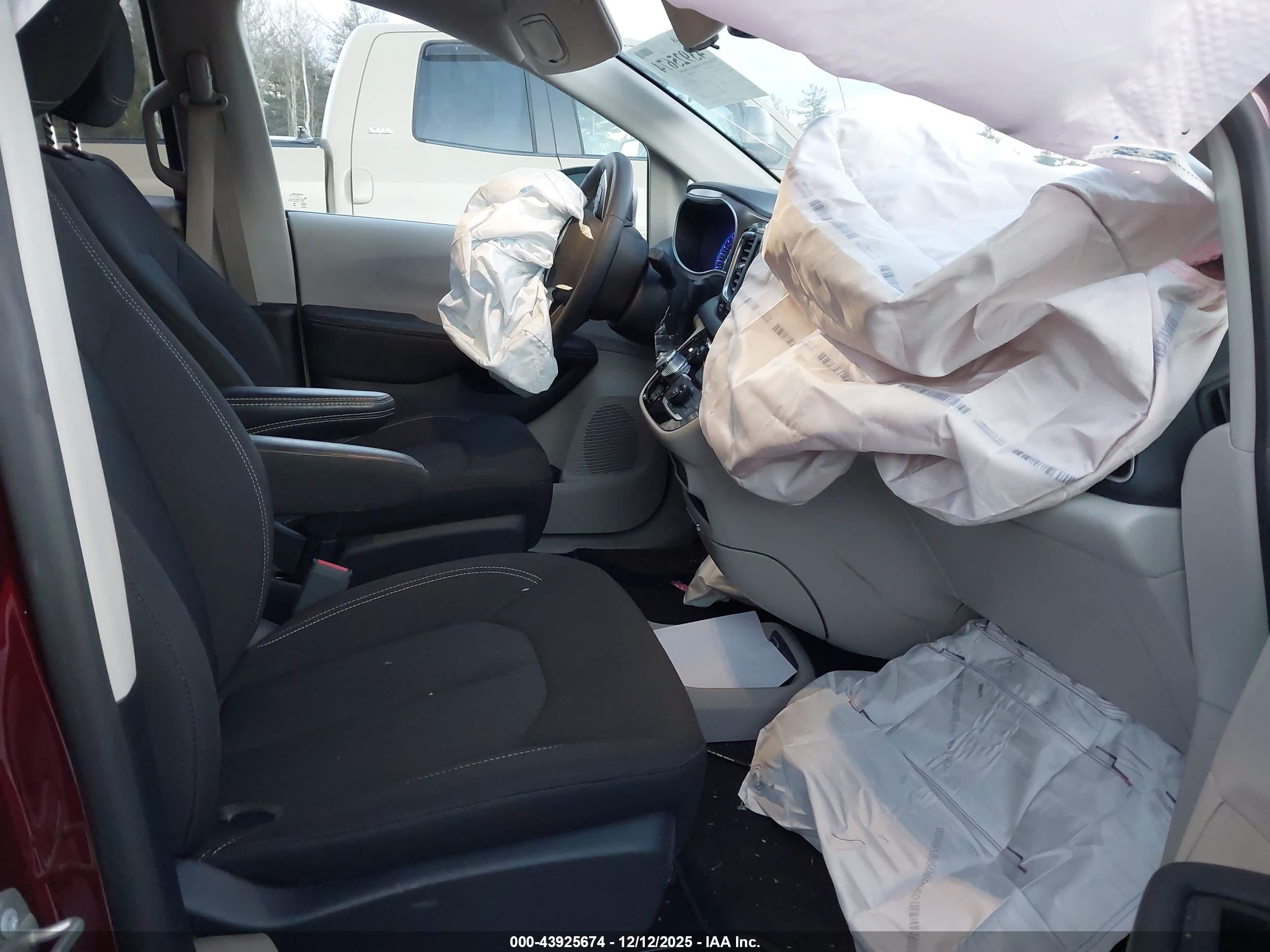CHRYSLER VOYAGER image 5