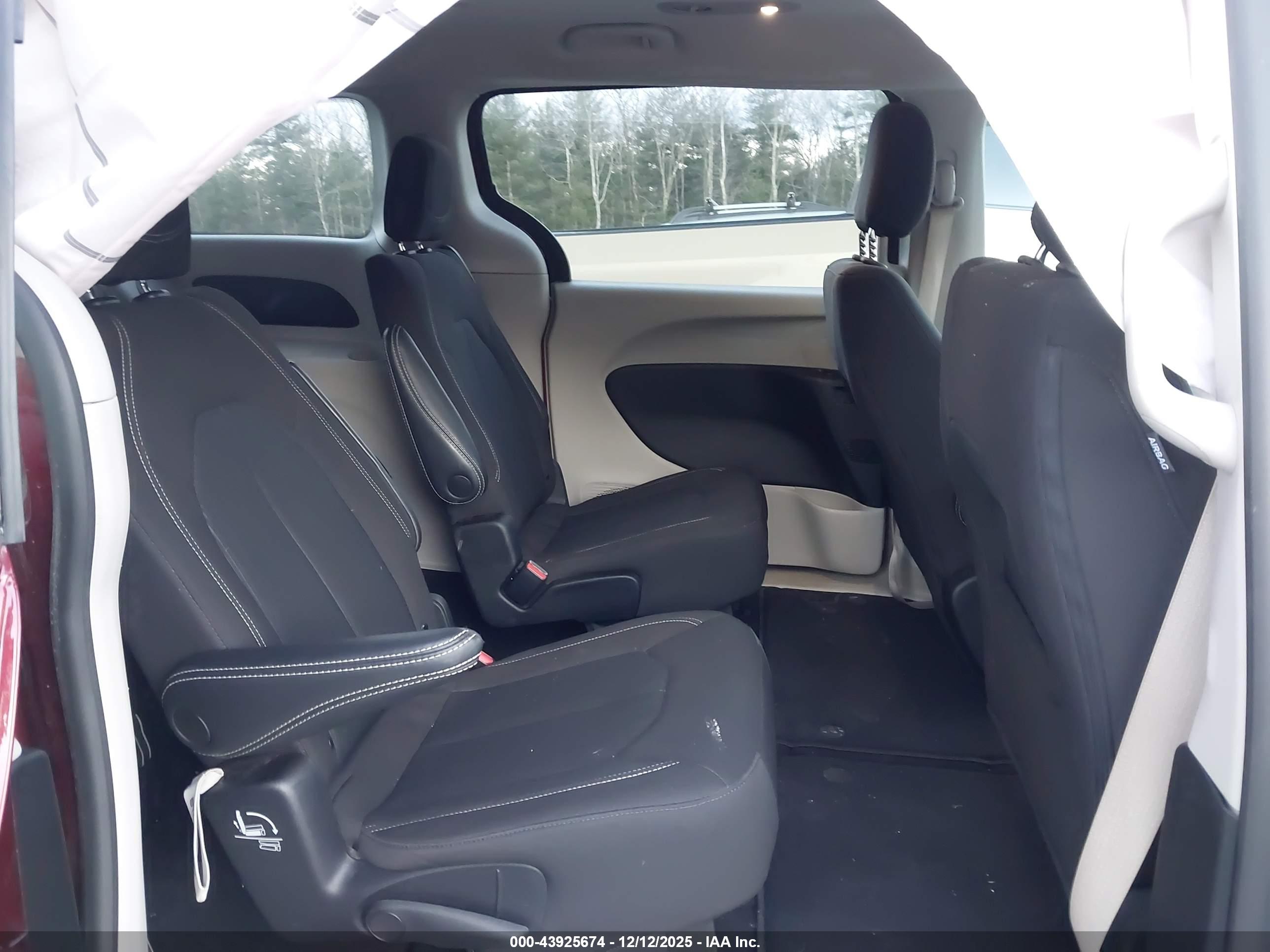 CHRYSLER VOYAGER image 8