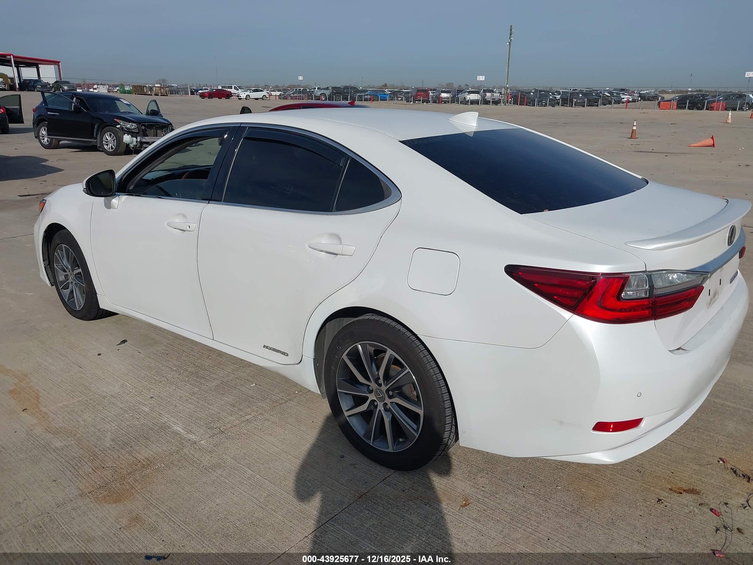 LEXUS ES image 3