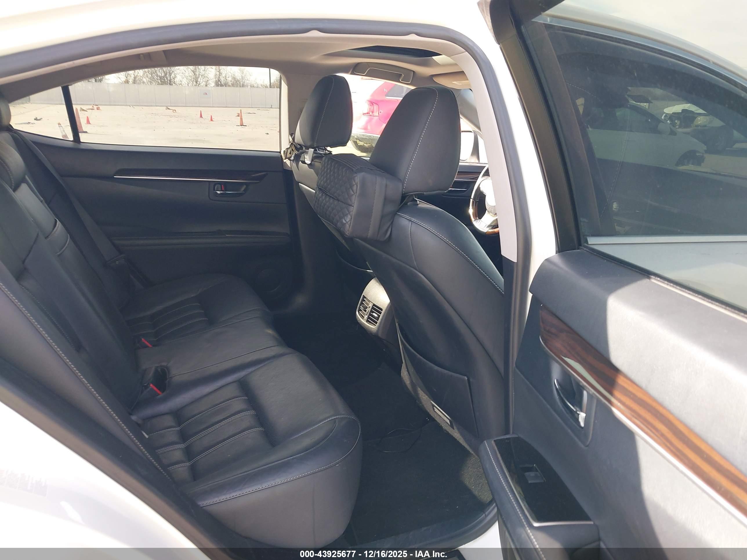 LEXUS ES image 8