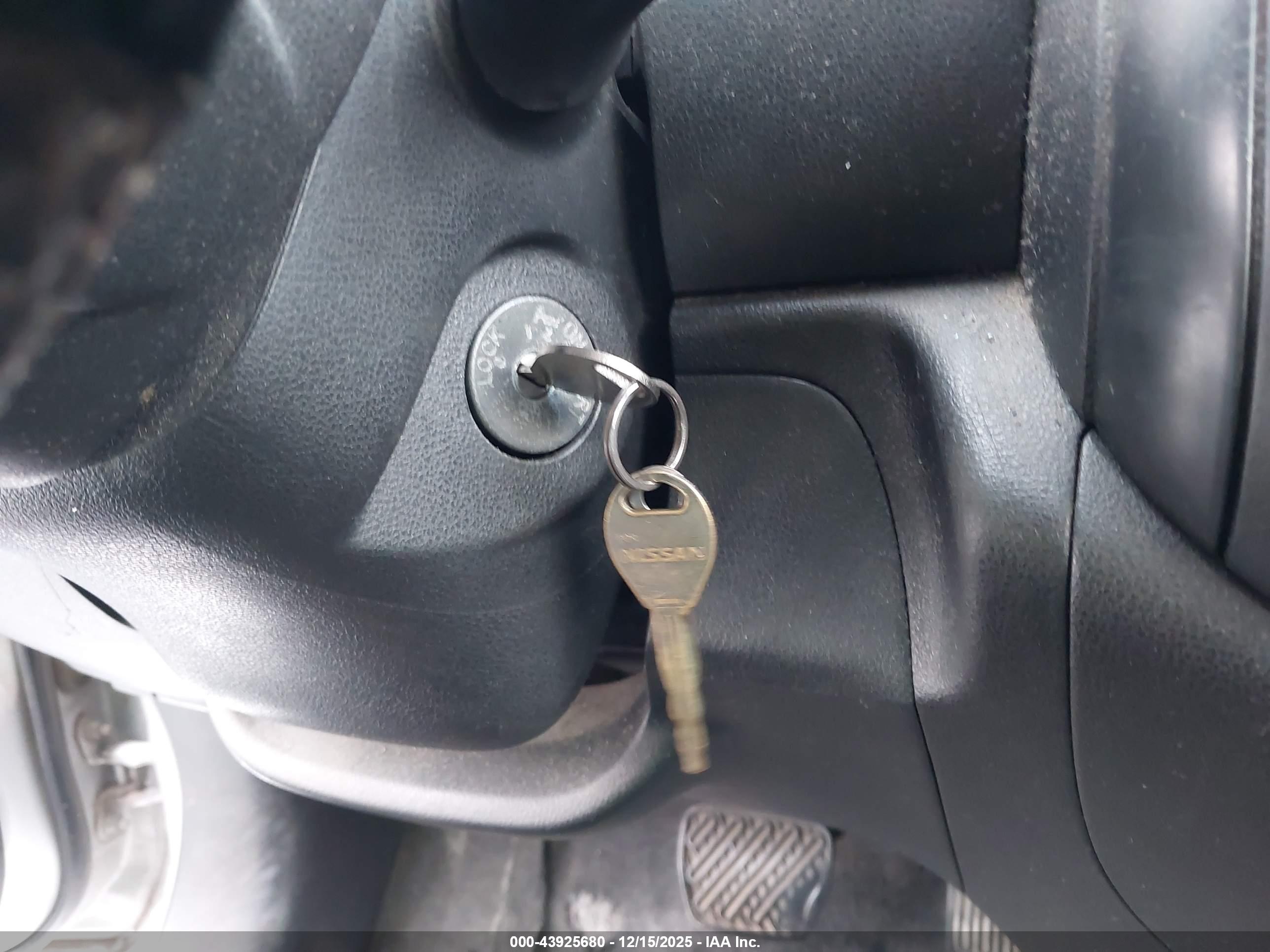 NISSAN VERSA image 11