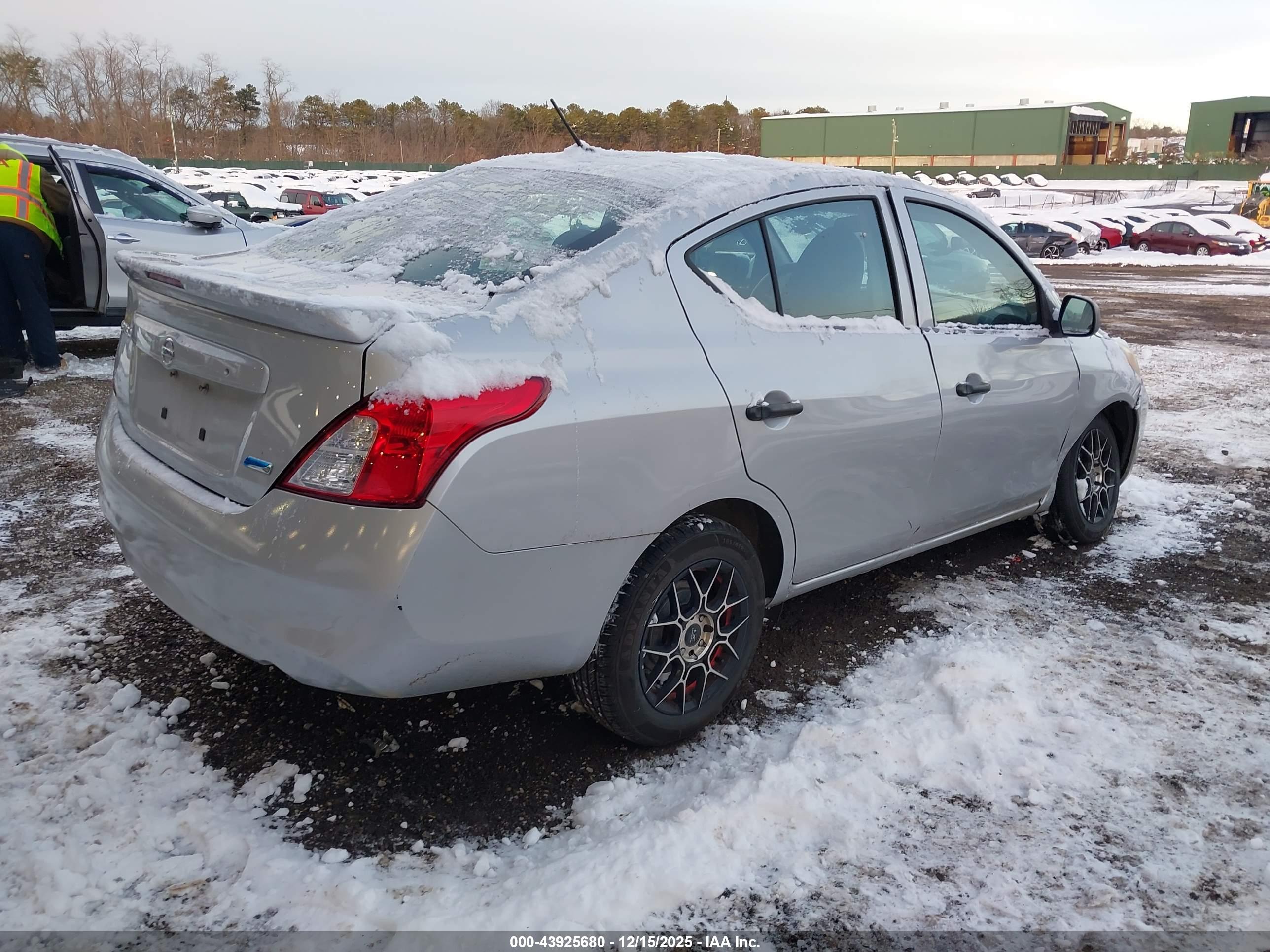 NISSAN VERSA image 4