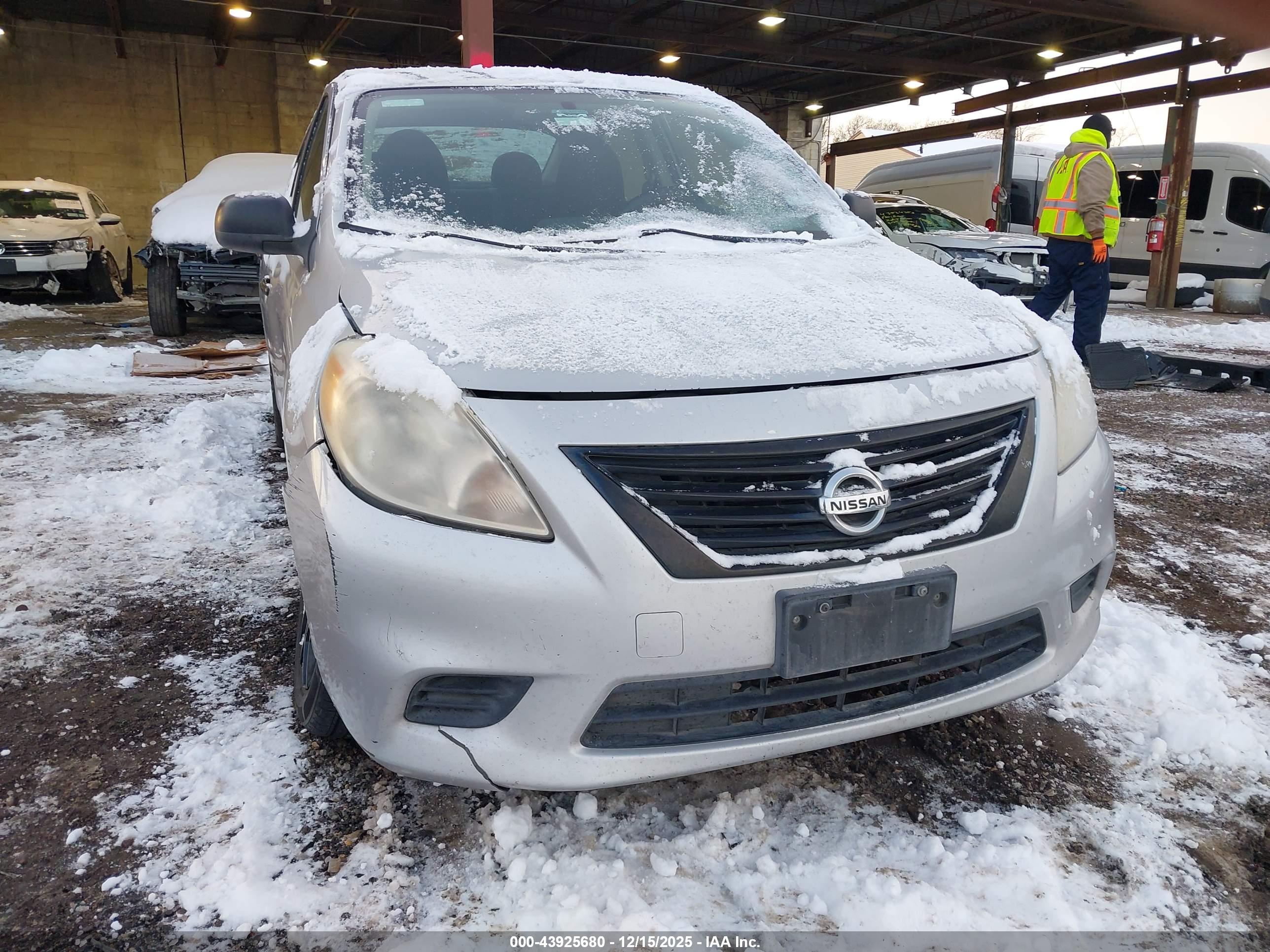 NISSAN VERSA image 6