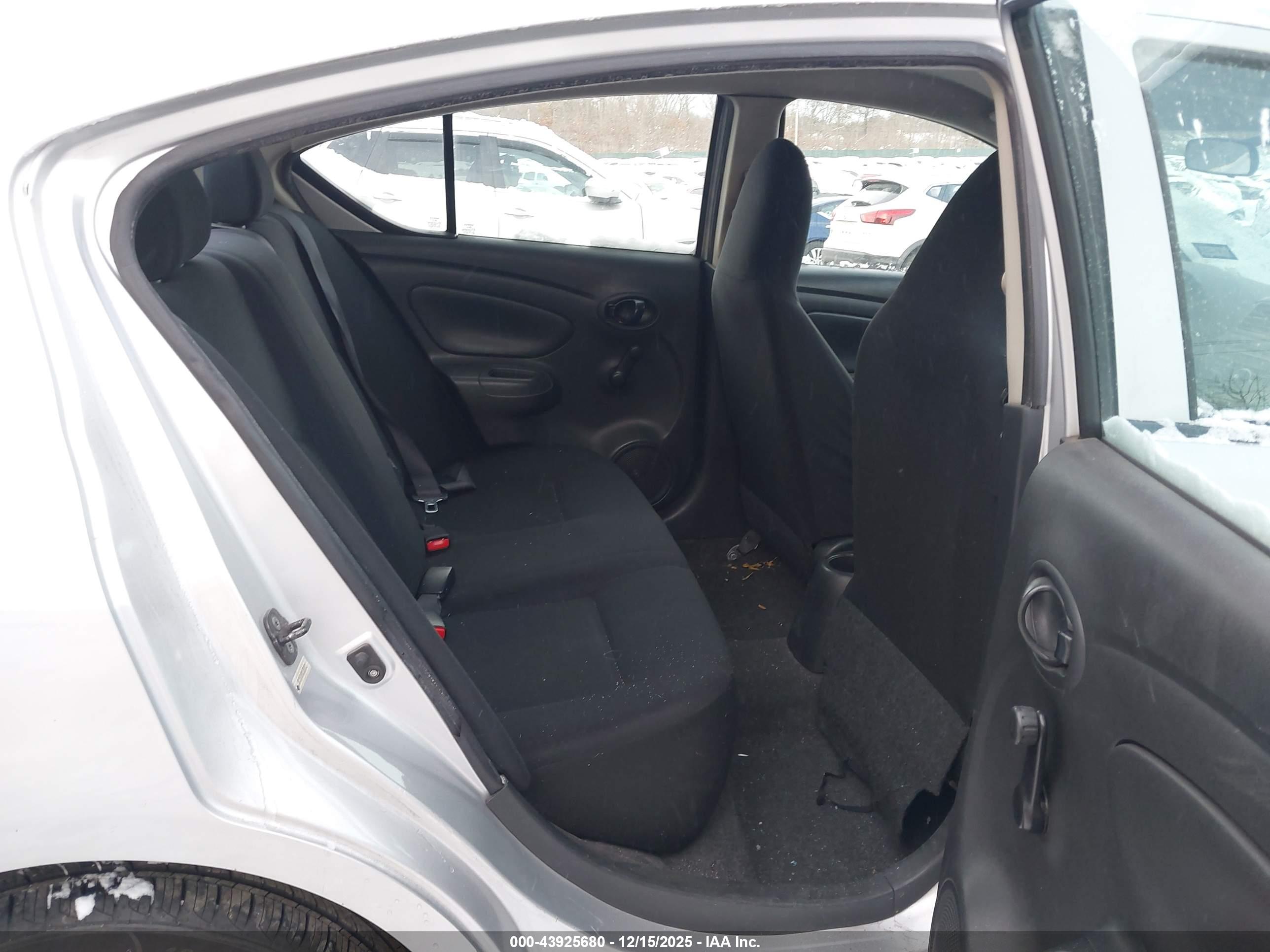 NISSAN VERSA image 8