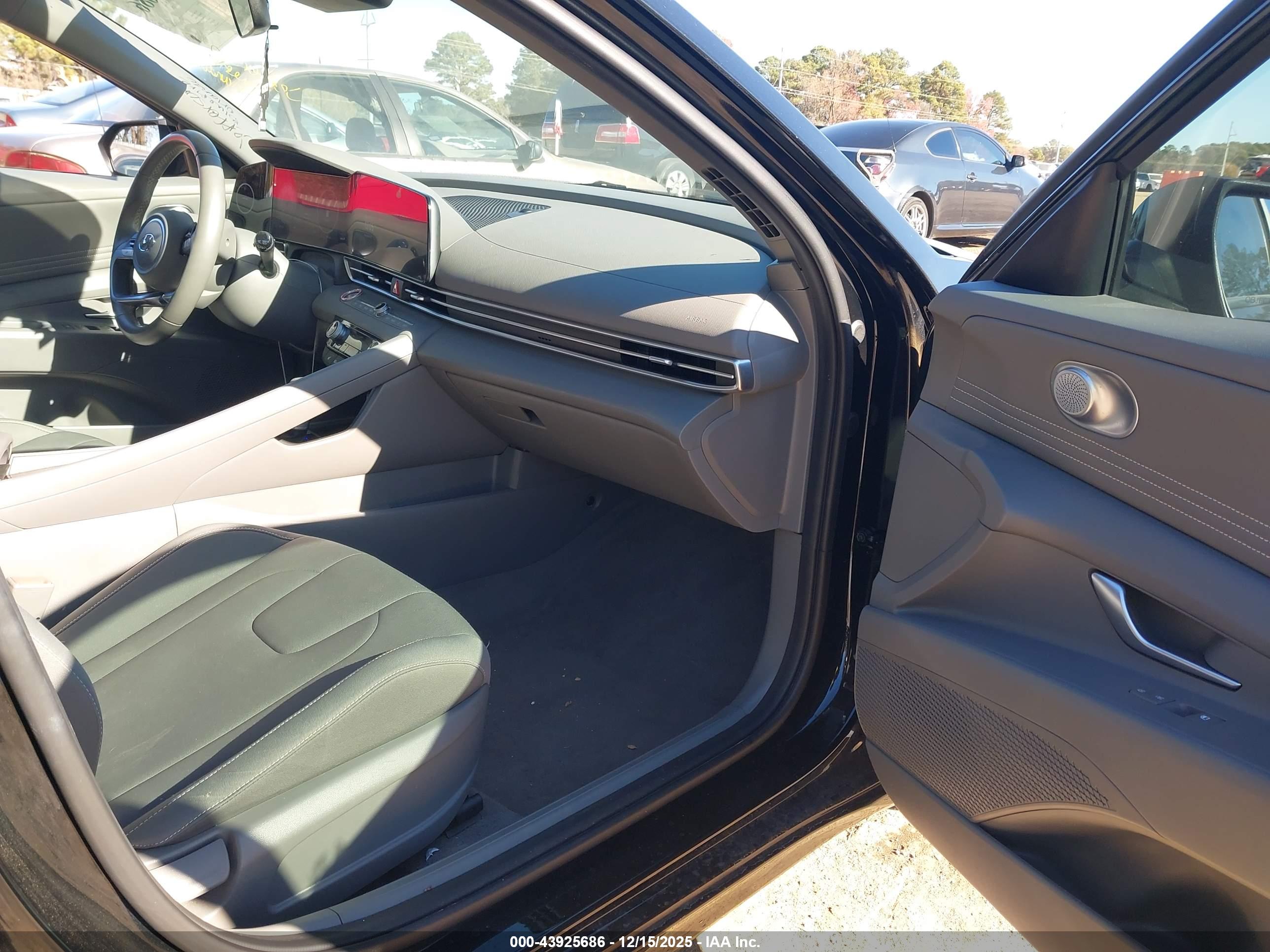 HYUNDAI ELANTRA image 5