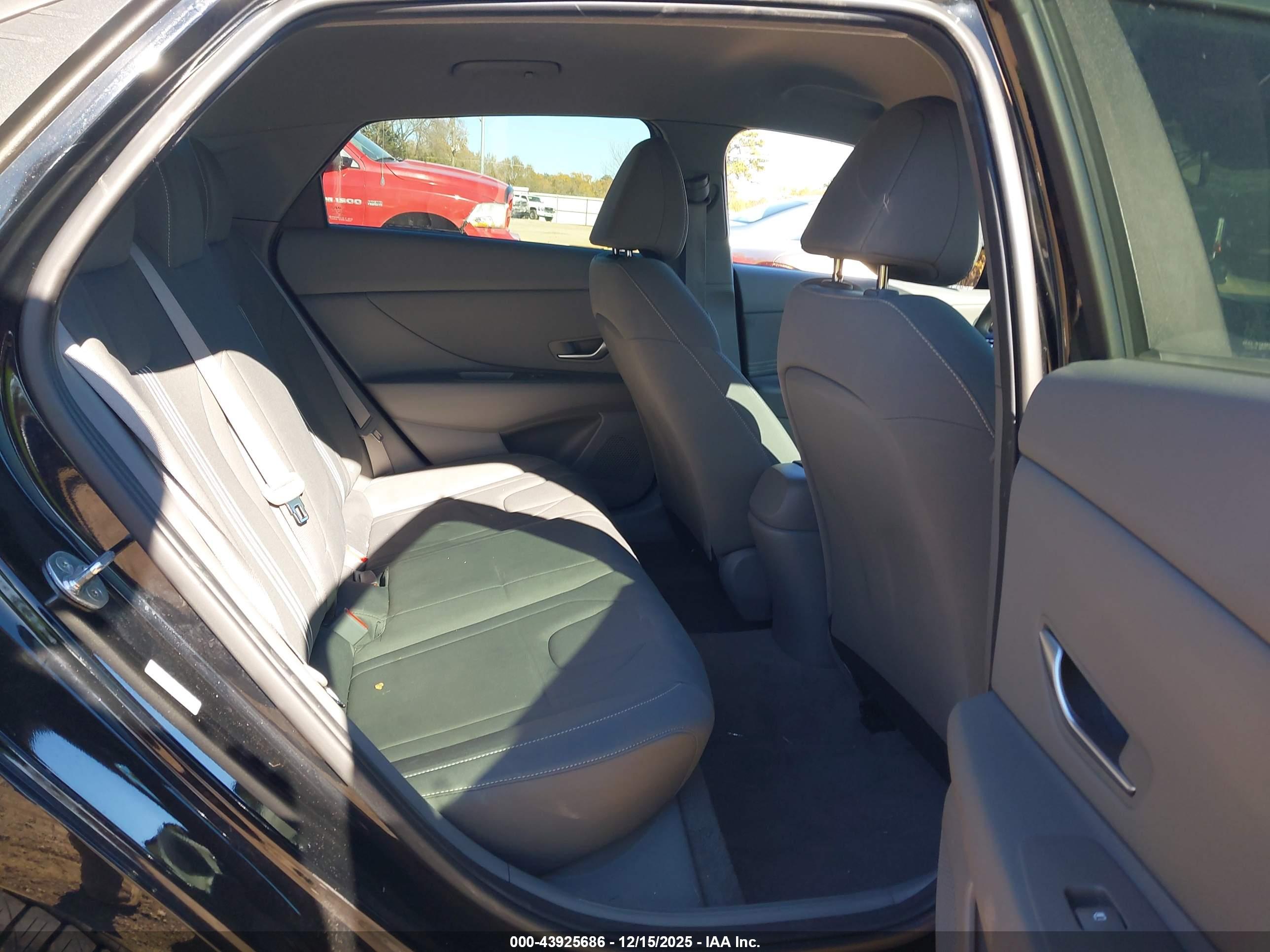 HYUNDAI ELANTRA image 8