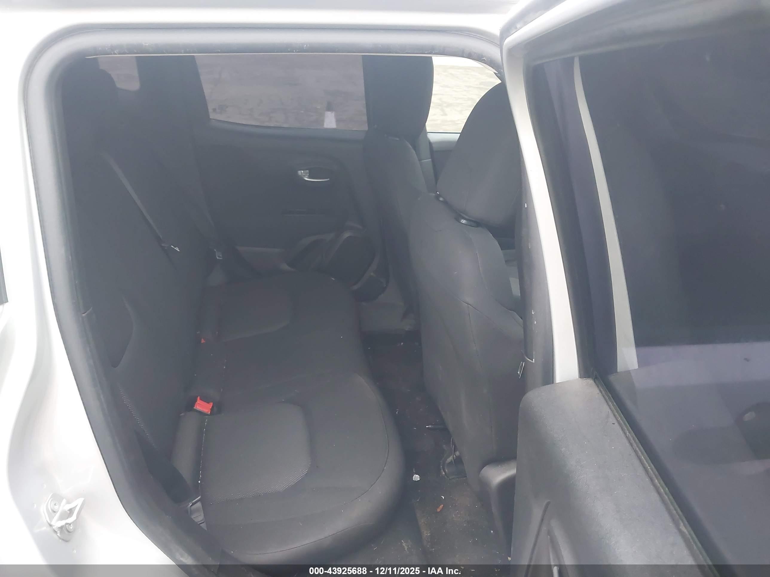 JEEP RENEGADE image 8