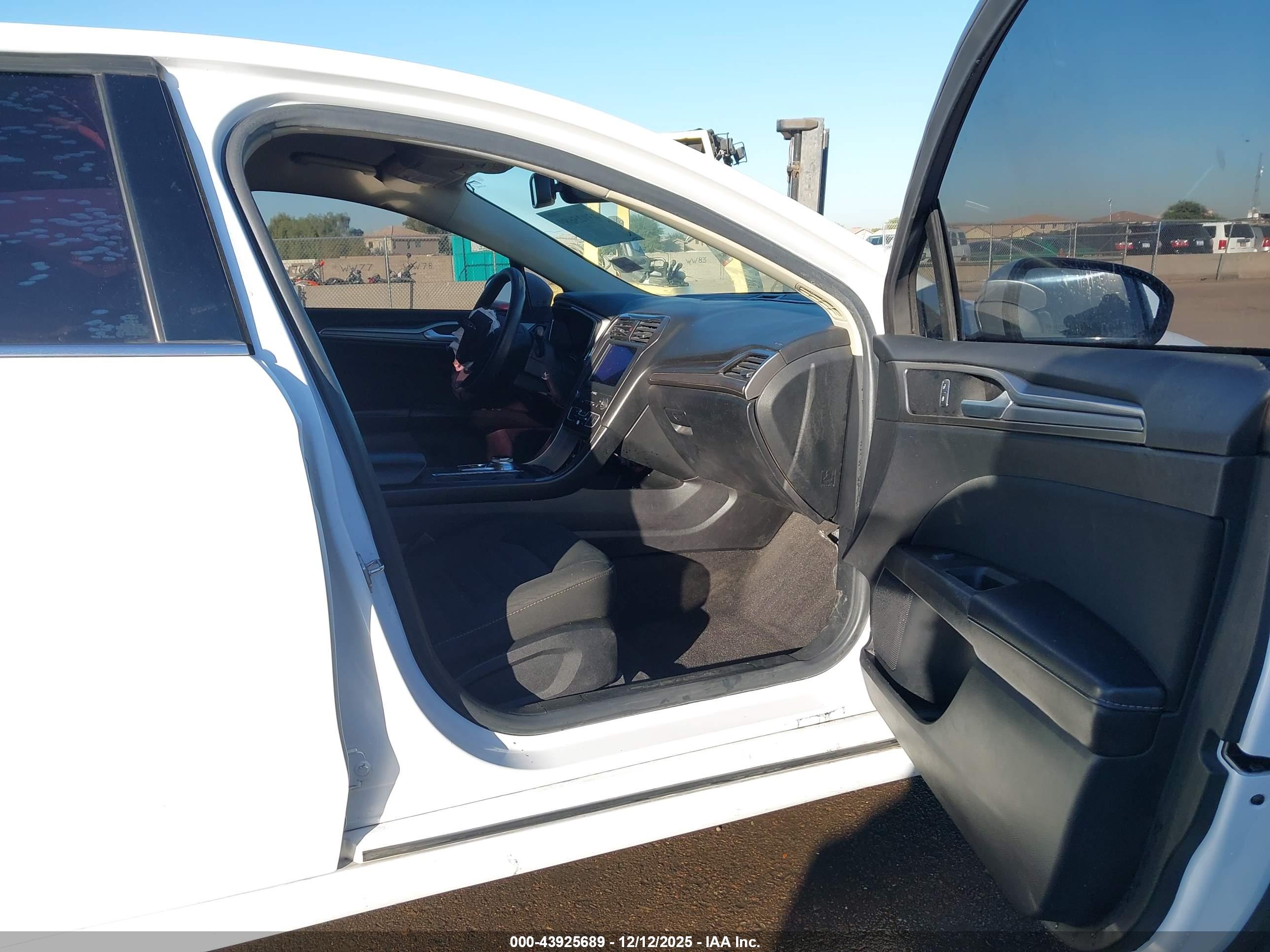 FORD FUSION image 5