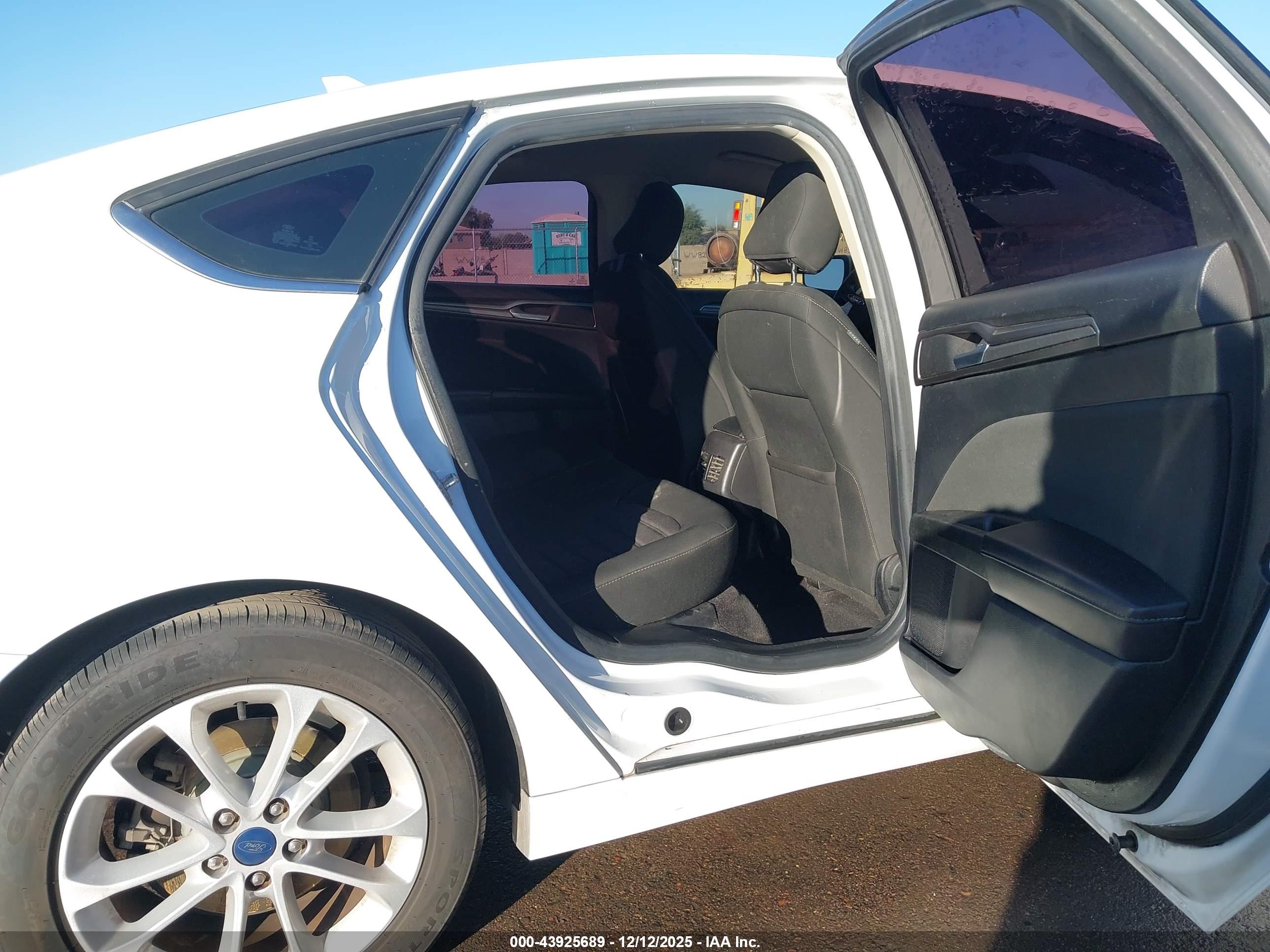 FORD FUSION image 8