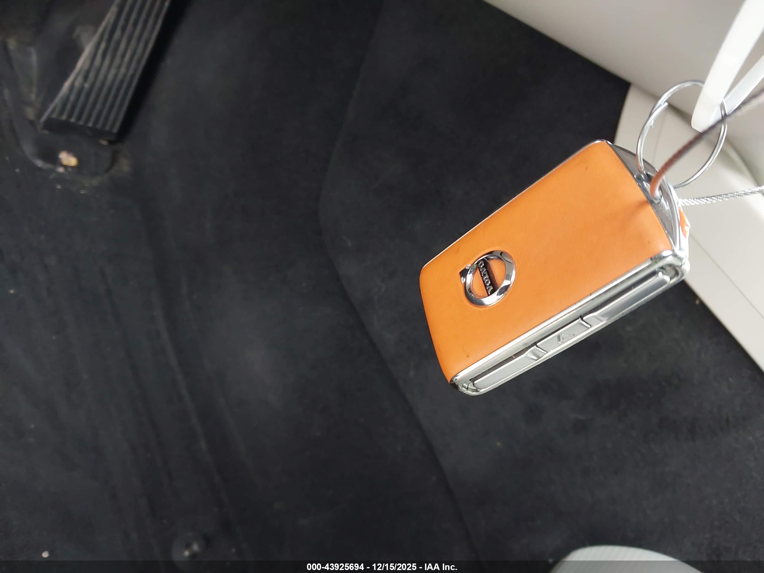 VOLVO XC60 image 11