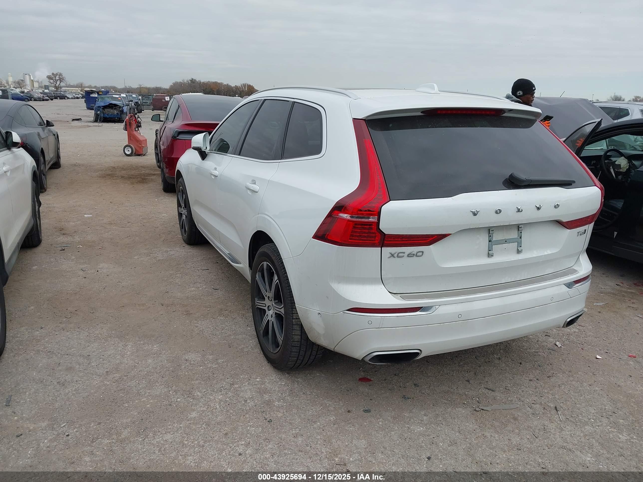 VOLVO XC60 image 3