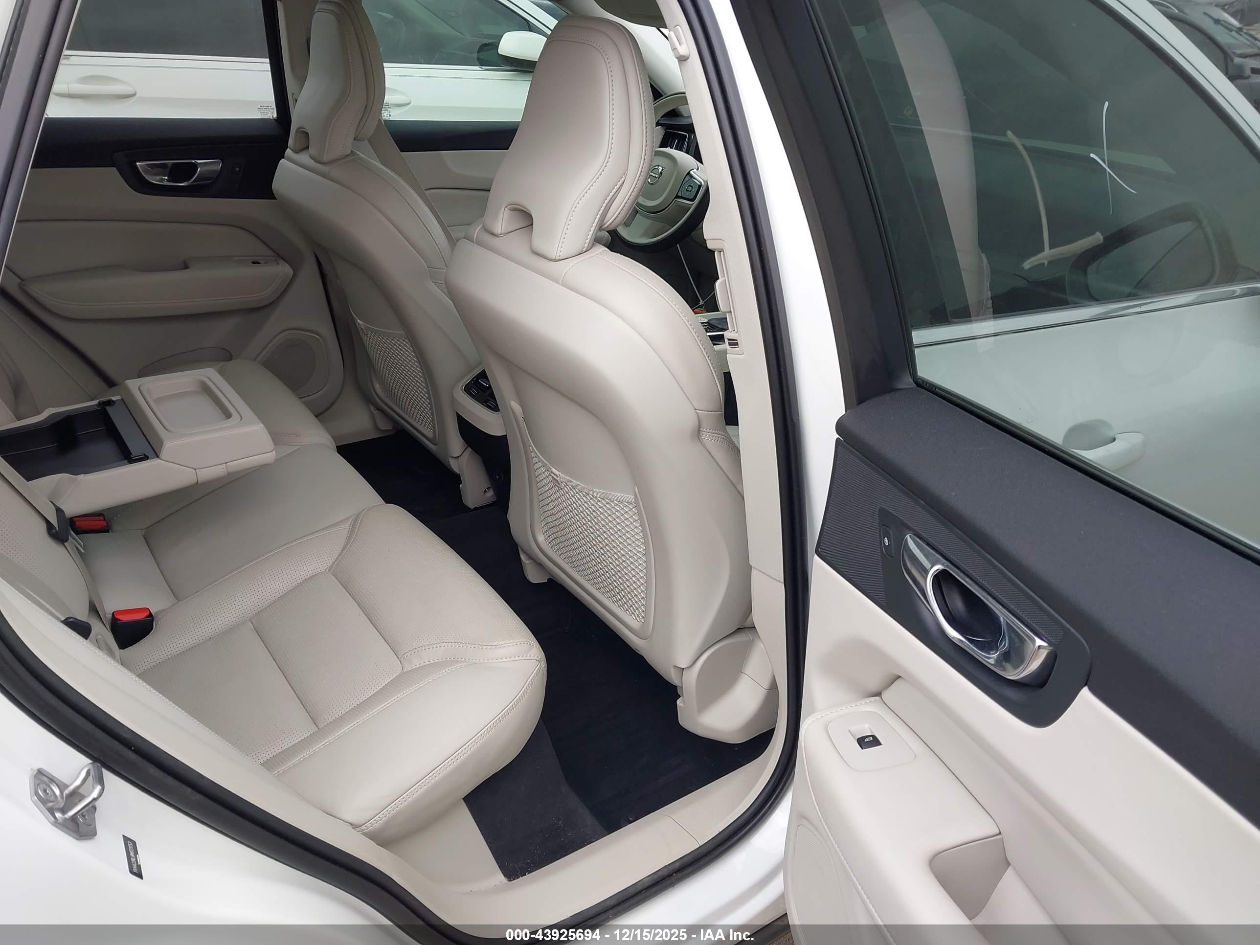 VOLVO XC60 image 8