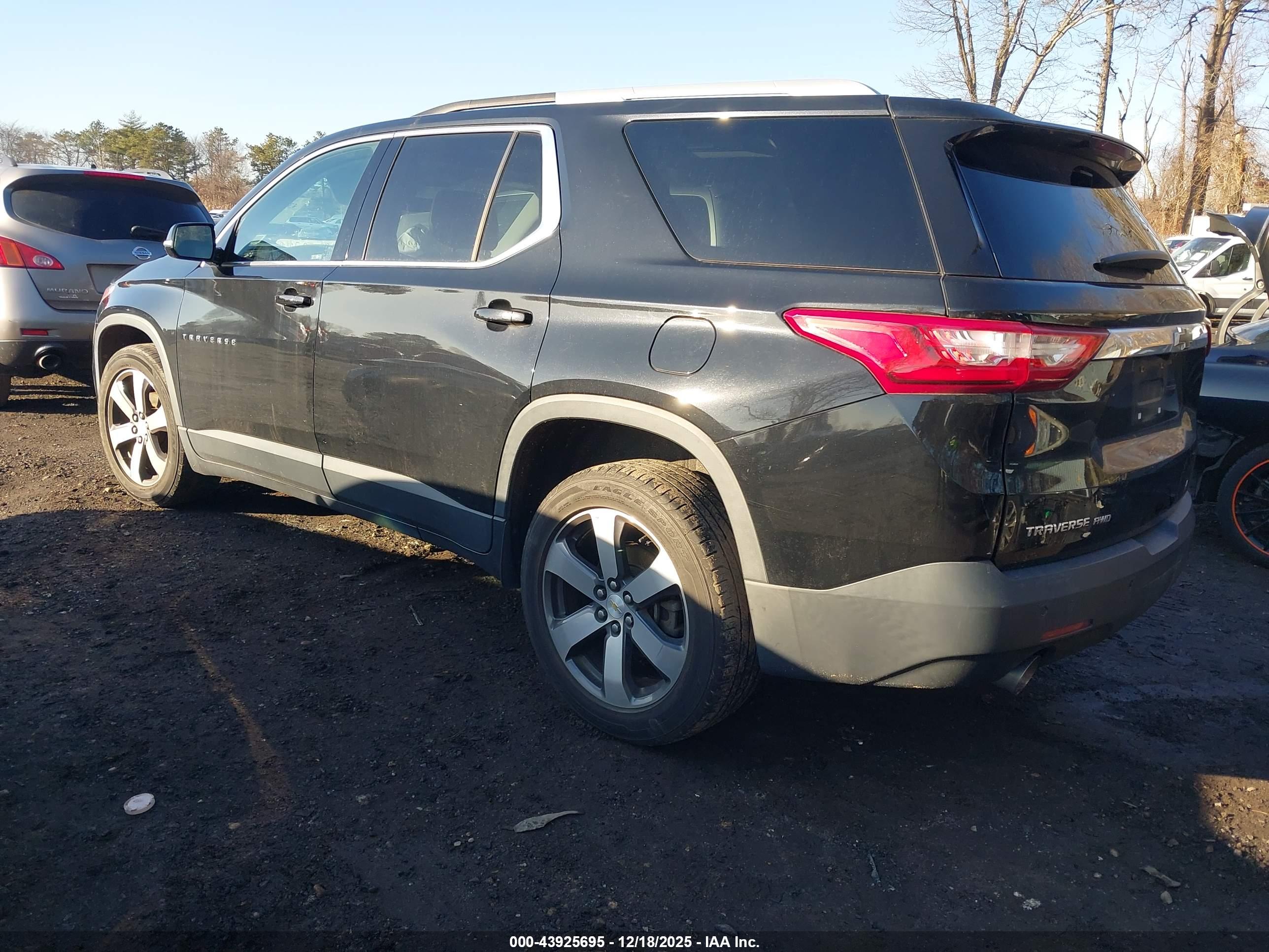 CHEVROLET TRAVERSE image 3