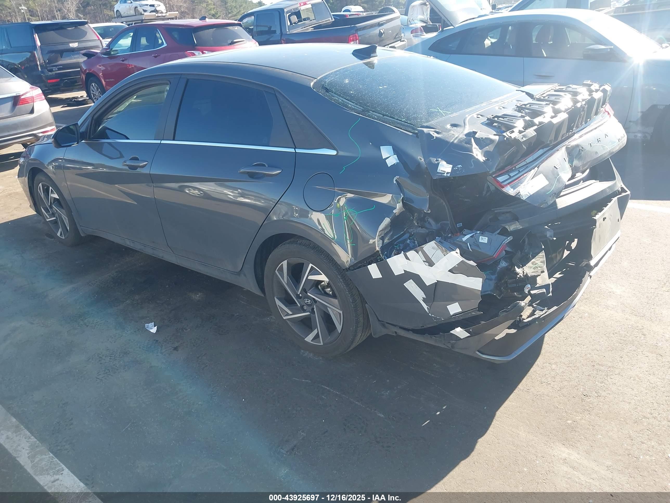HYUNDAI ELANTRA image 3