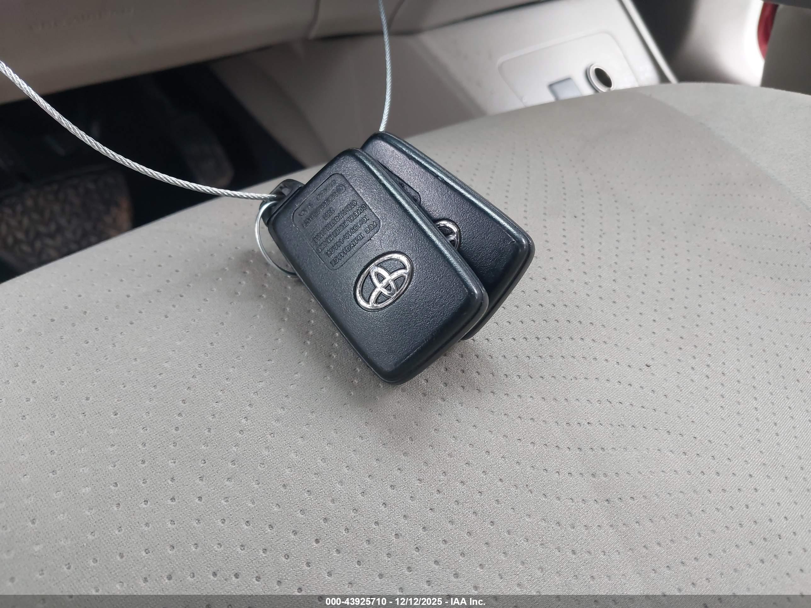 TOYOTA PRIUS image 11