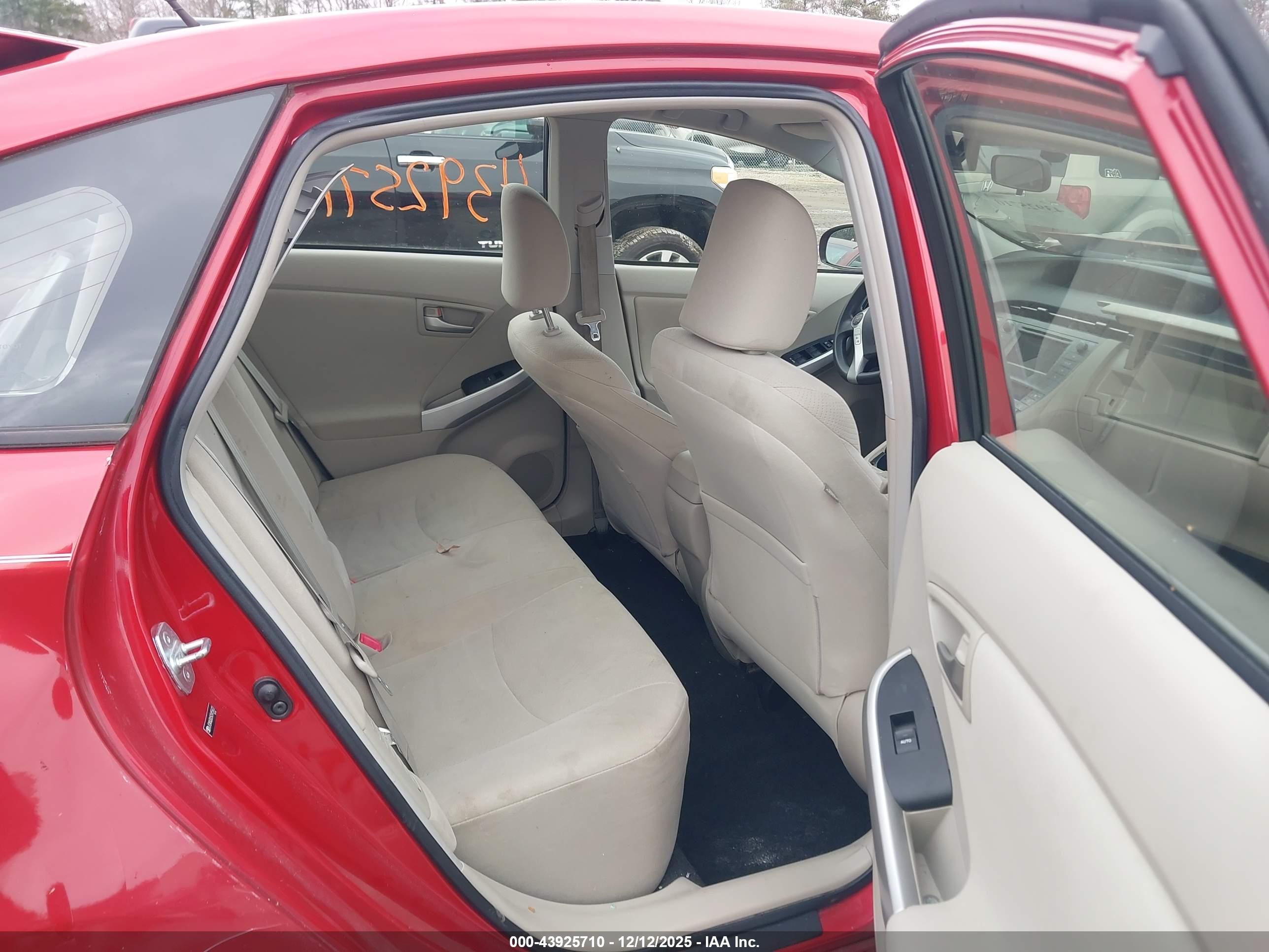 TOYOTA PRIUS image 8