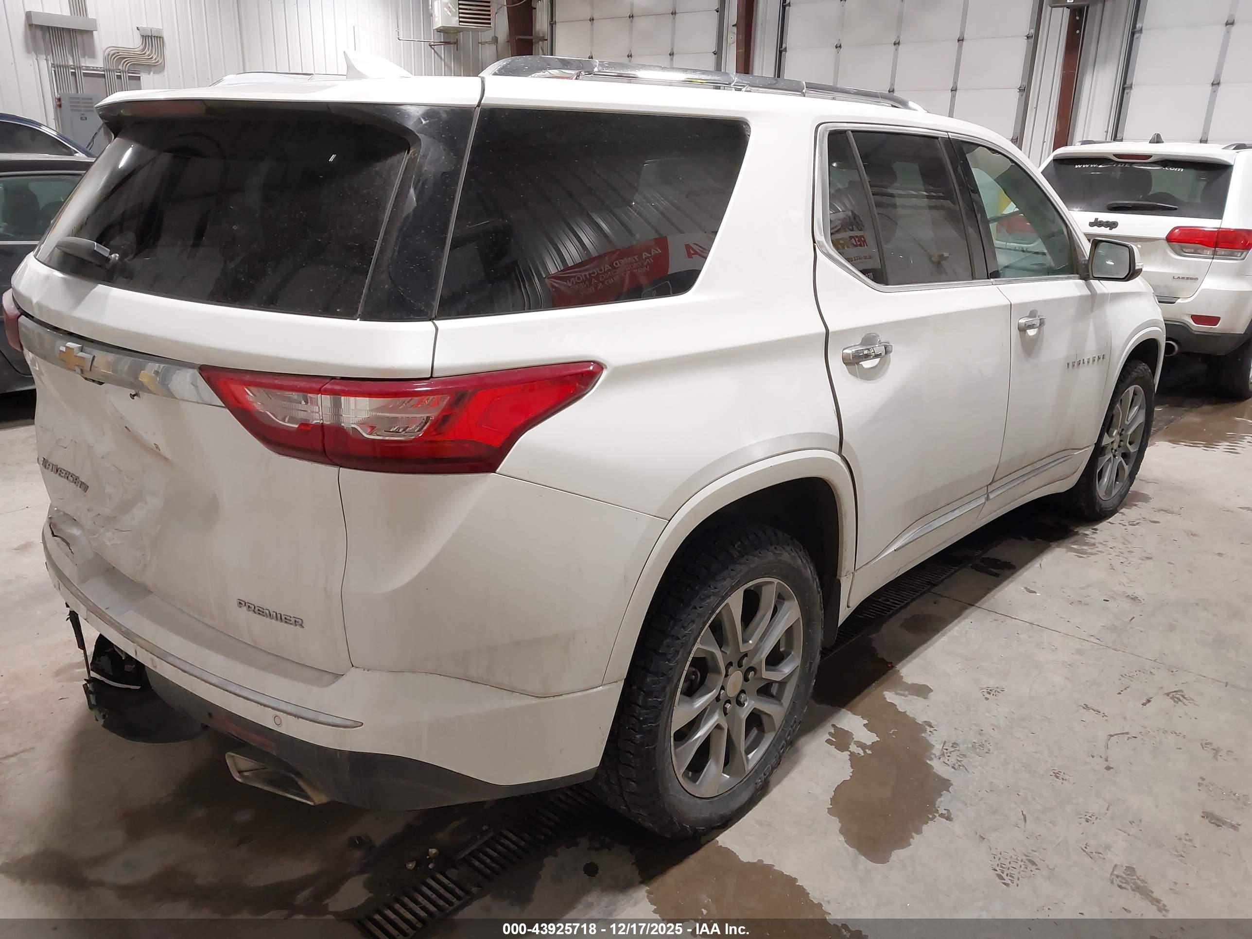 CHEVROLET TRAVERSE image 4