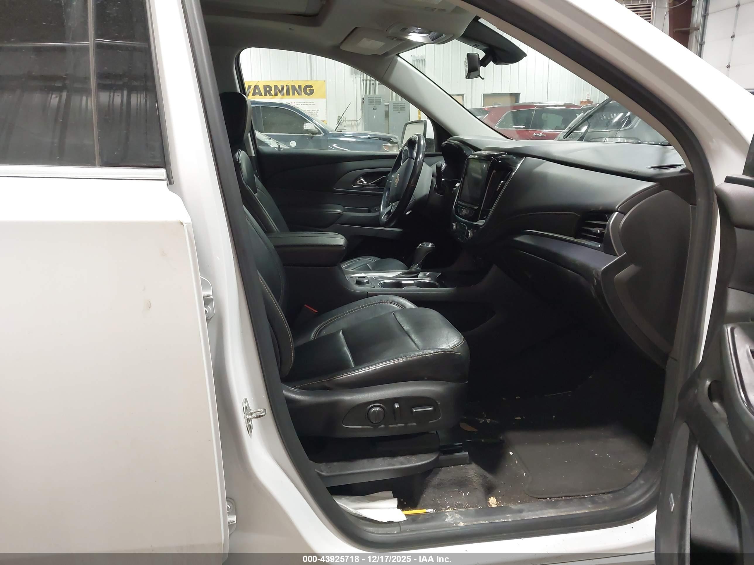 CHEVROLET TRAVERSE image 5