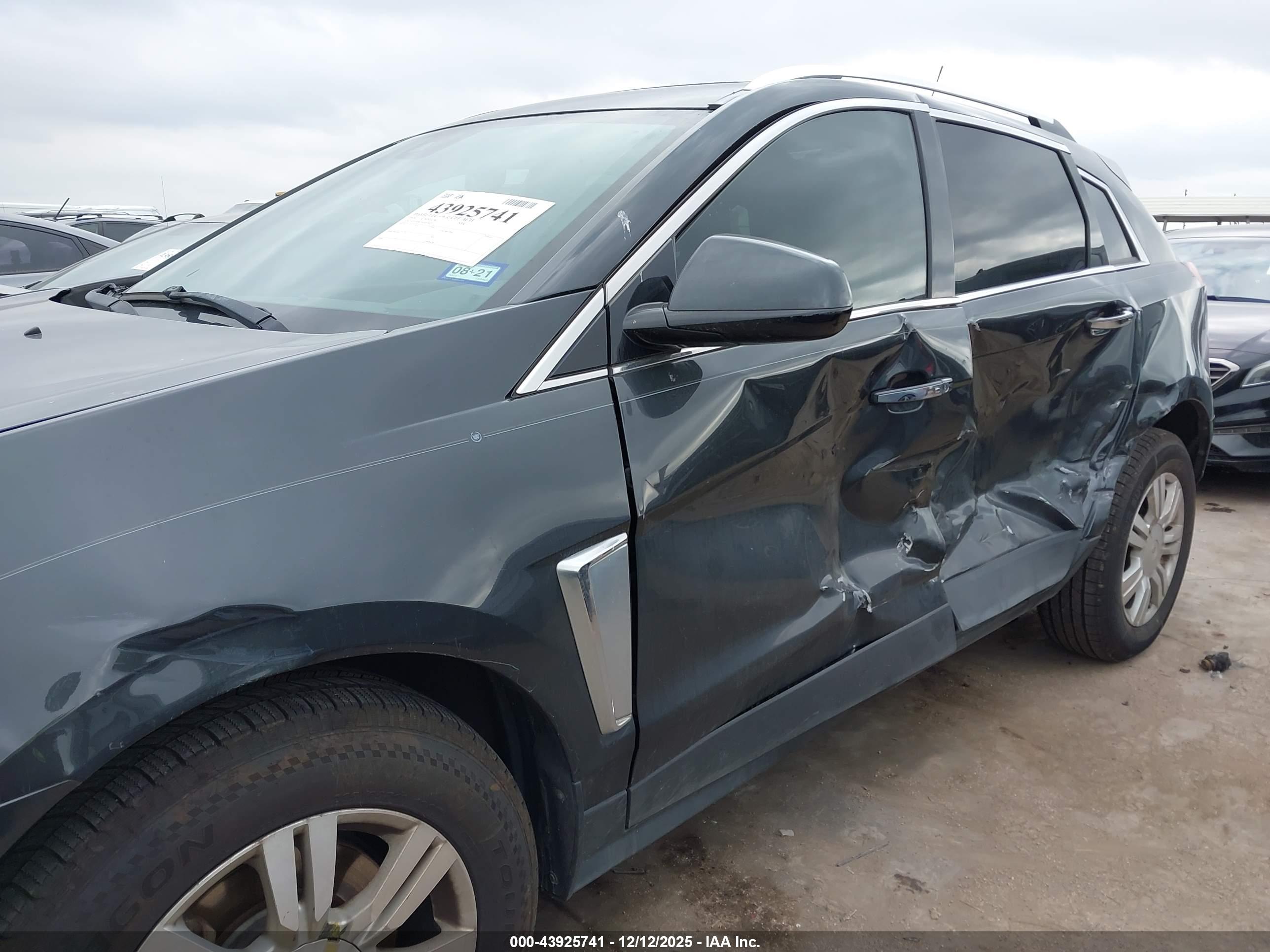 CADILLAC SRX image 6